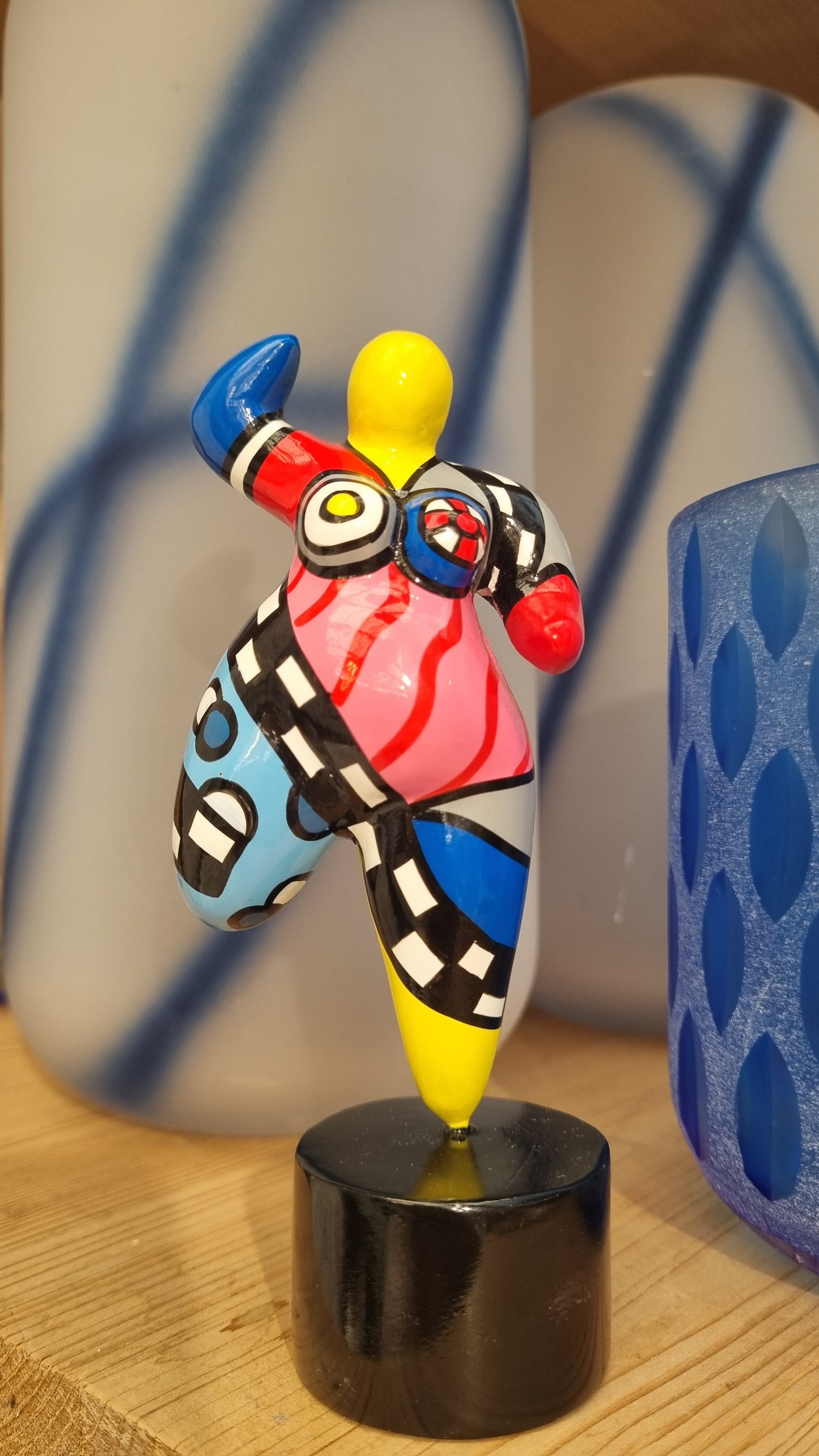 Statue de femme en résine multicolore. Hauteur 15 centimètres