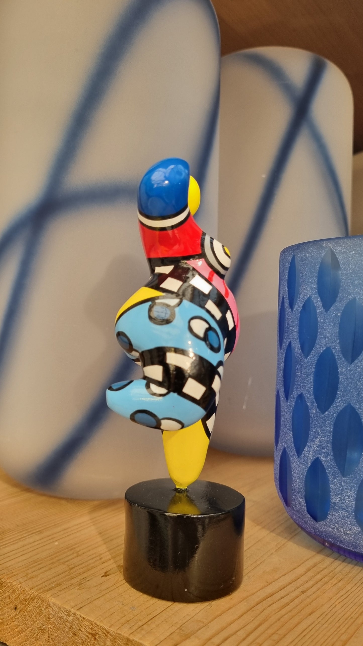 Statue de femme en résine multicolore. Hauteur 15 centimètres