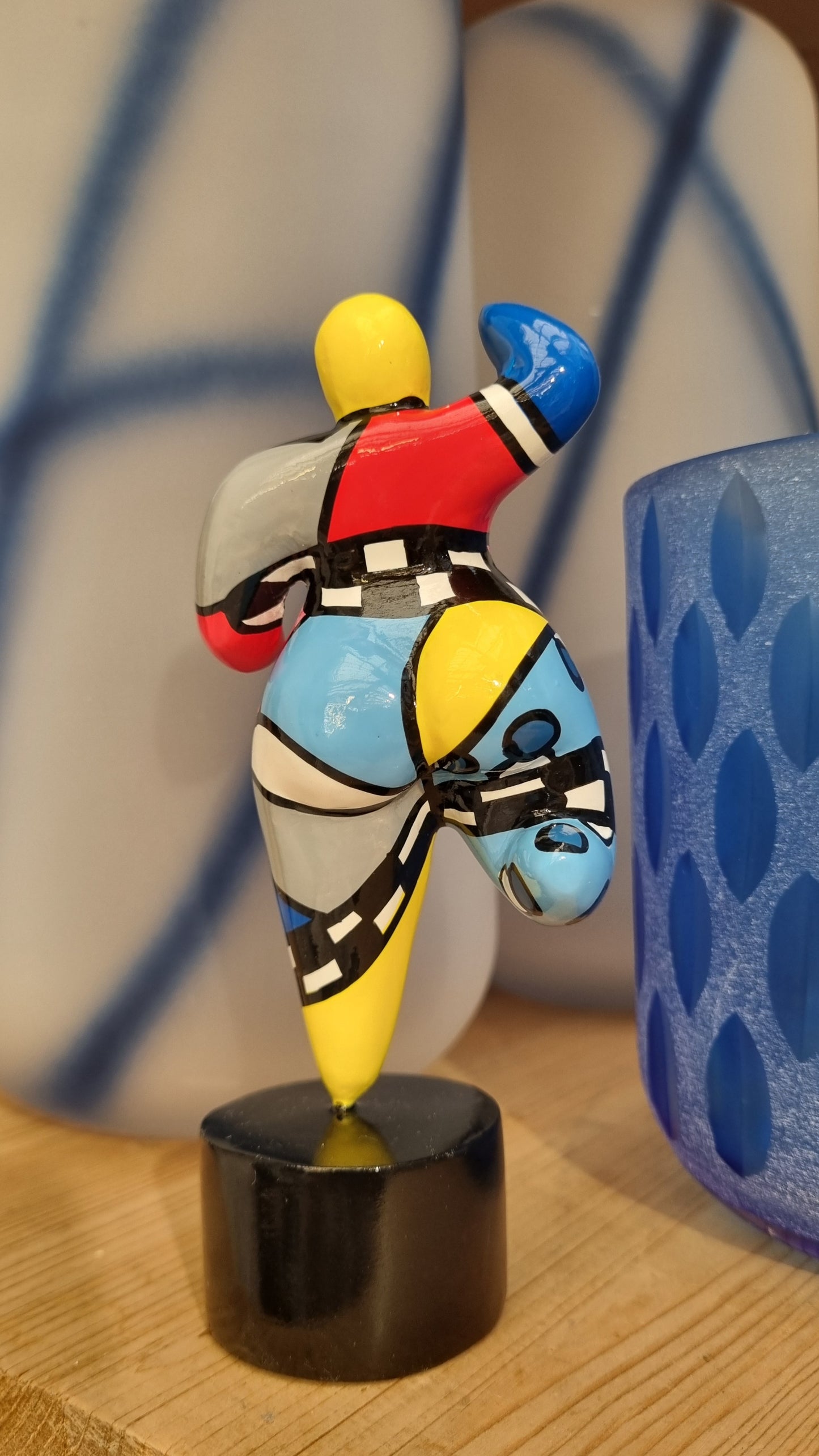 Statue de femme en résine multicolore. Hauteur 15 centimètres