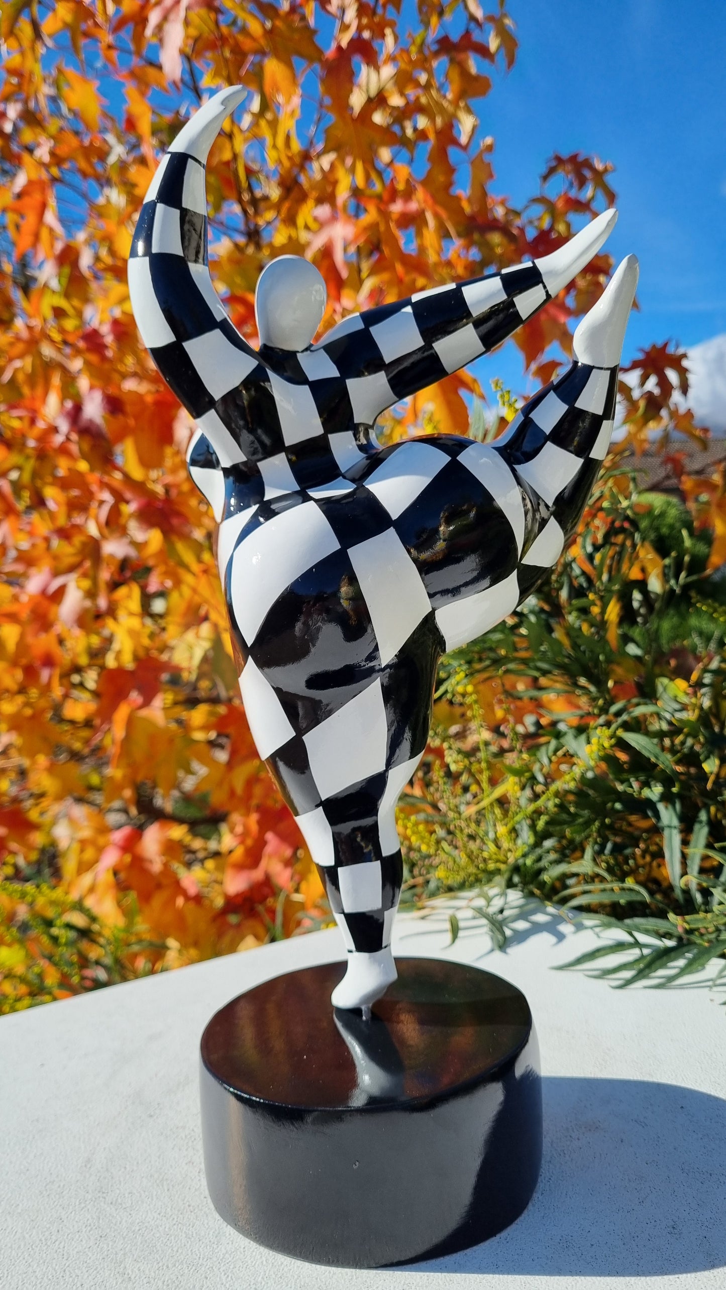 Sculpture of a round & curvy woman, resin black and white. Height 38 centimeters