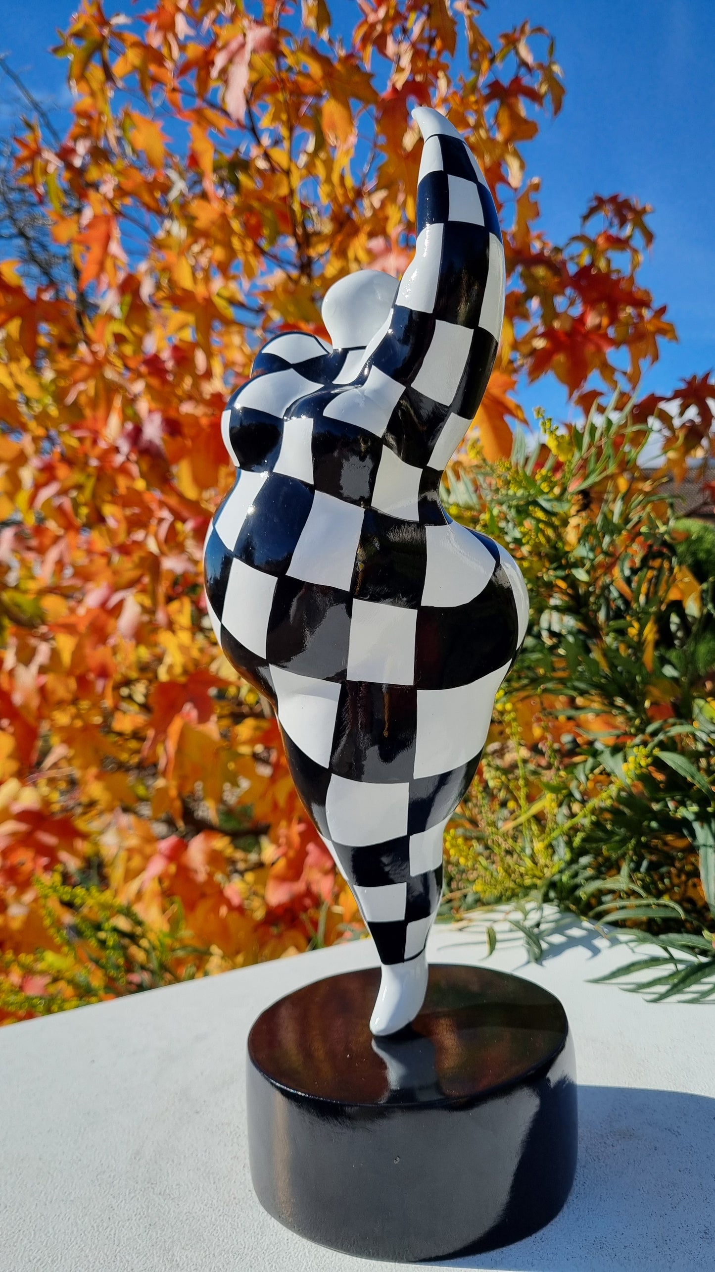 Sculpture of a round & curvy woman, resin black and white. Height 38 centimeters