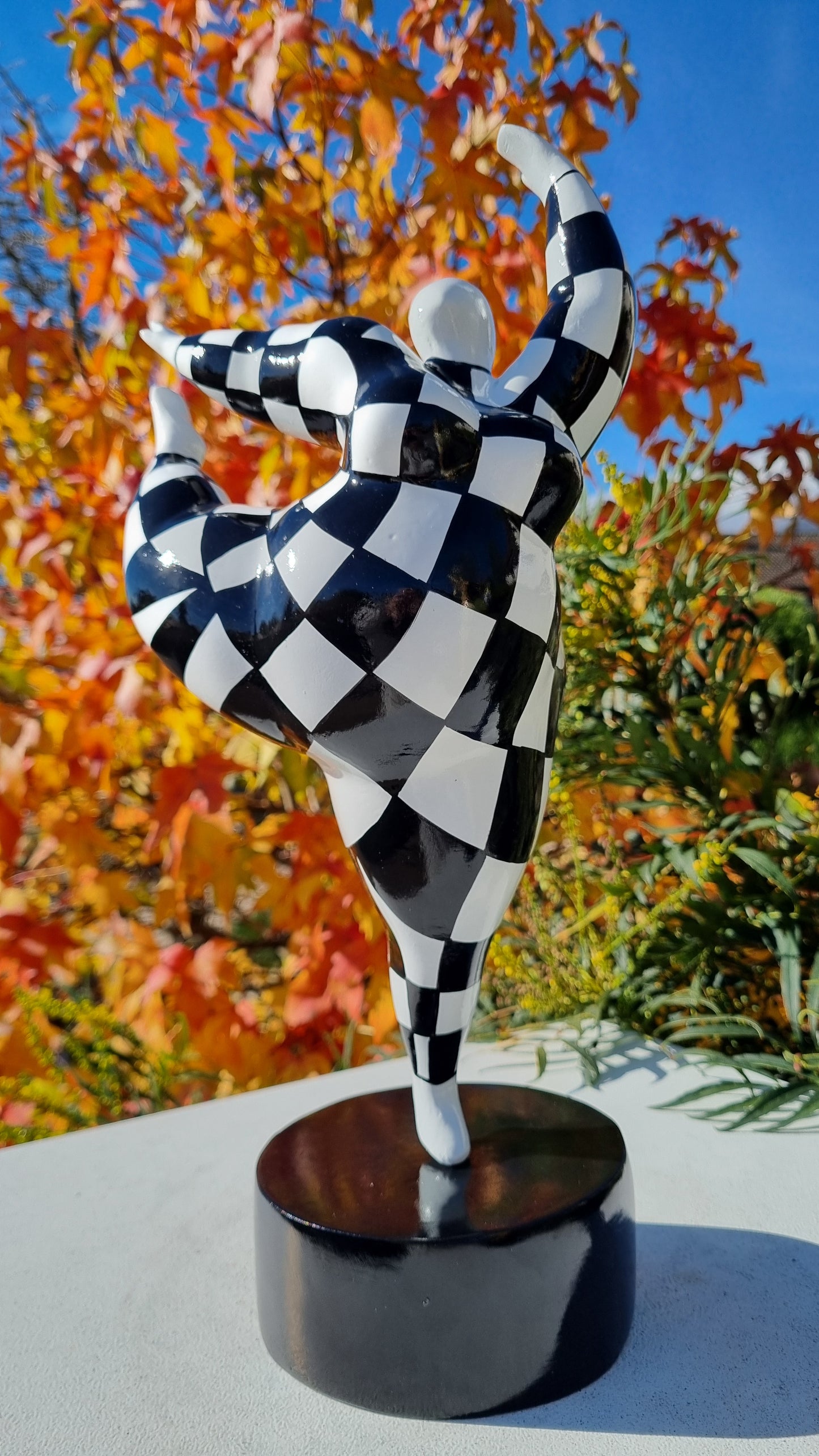 Sculpture of a round & curvy woman, resin black and white. Height 38 centimeters