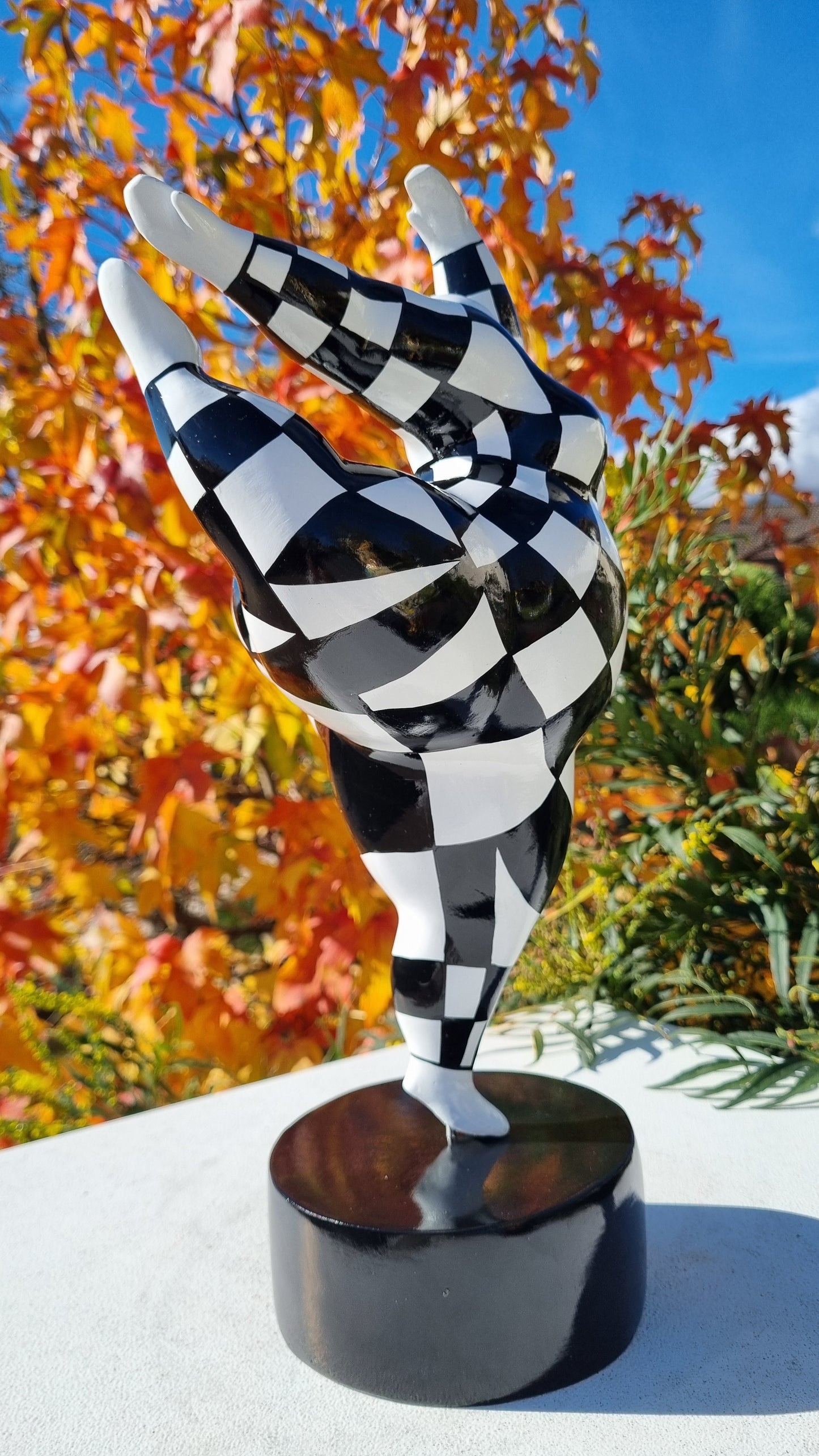 Sculpture of a round & curvy woman, resin black and white. Height 38 centimeters