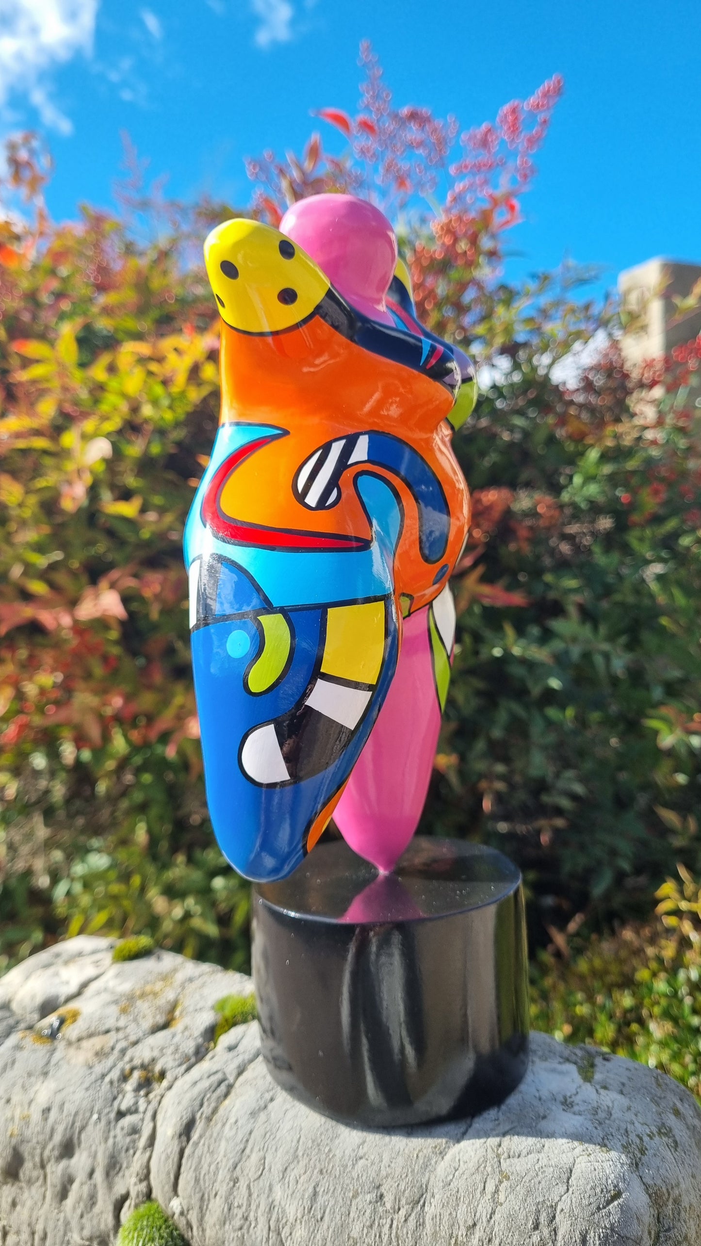 Sculpture of round & Curvy woman, multicolored resin. Height 26 centimeters 