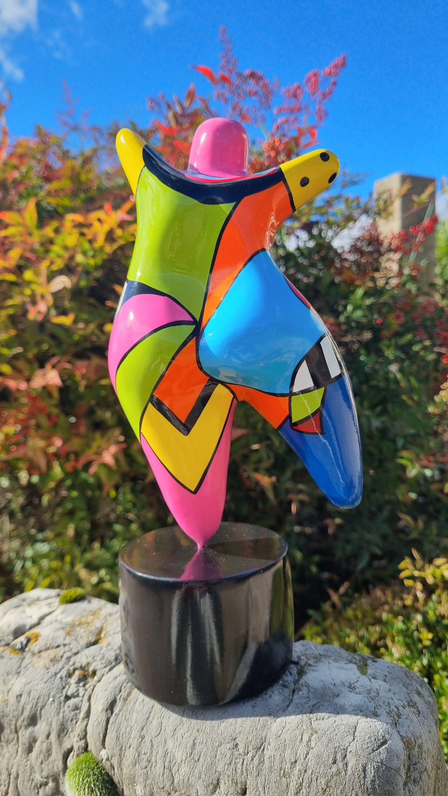 Sculpture of round & Curvy woman, multicolored resin. Height 26 centimeters 