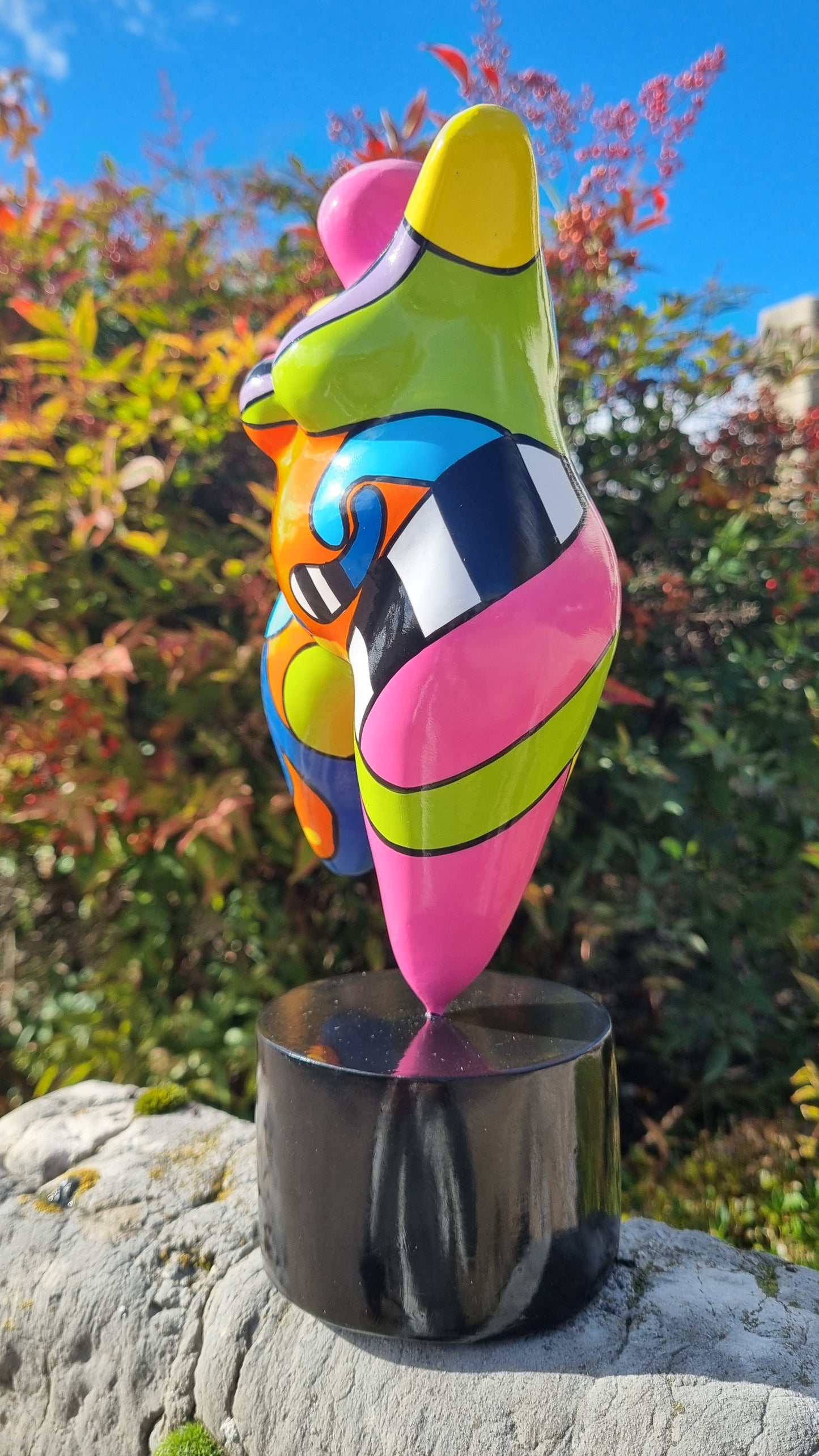 Sculpture of round & Curvy woman, multicolored resin. Height 26 centimeters 