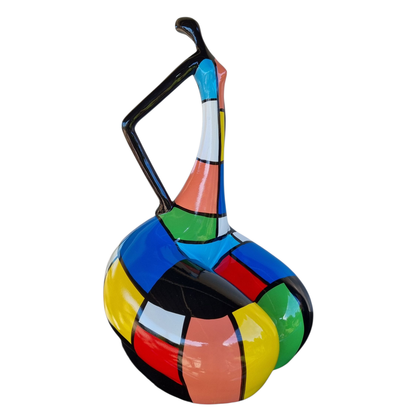Statue de femme danseuse assise, en résine noire et multicolore, motifs à carreaux. Hauteur 45 centimètres