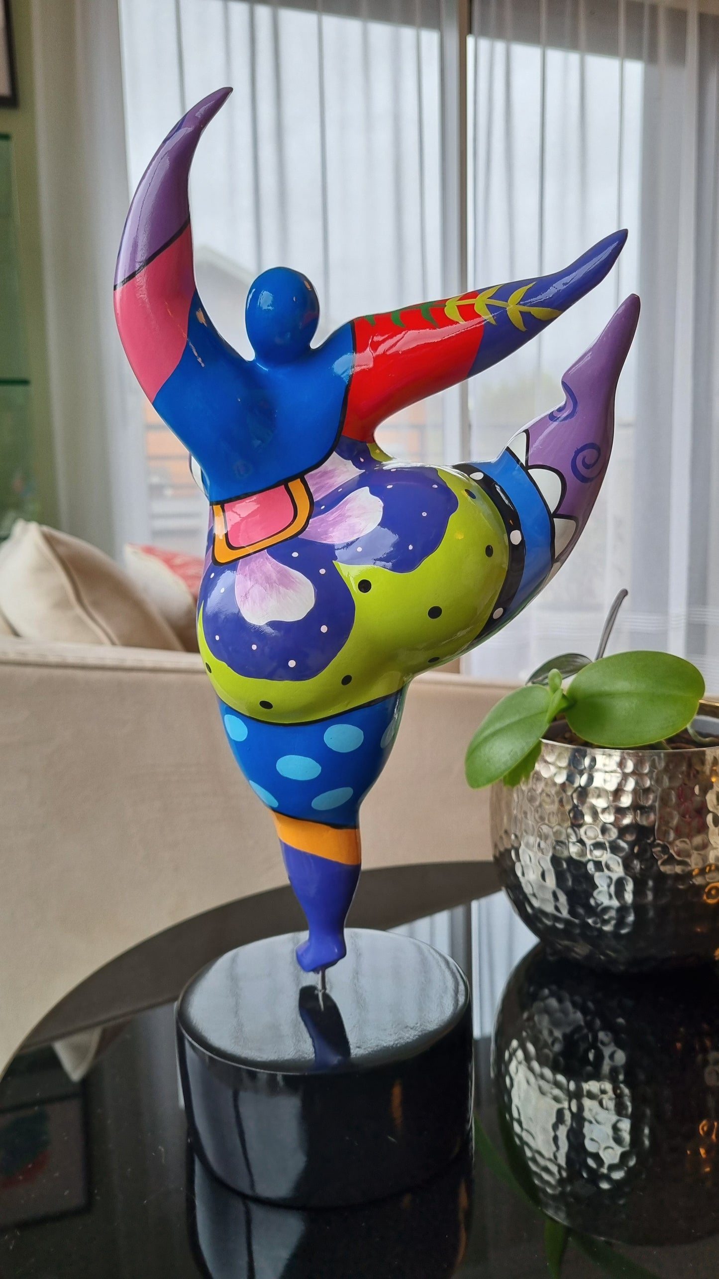 Sculpture of a round & curvy woman, resin colorful. Height 38 centimeters