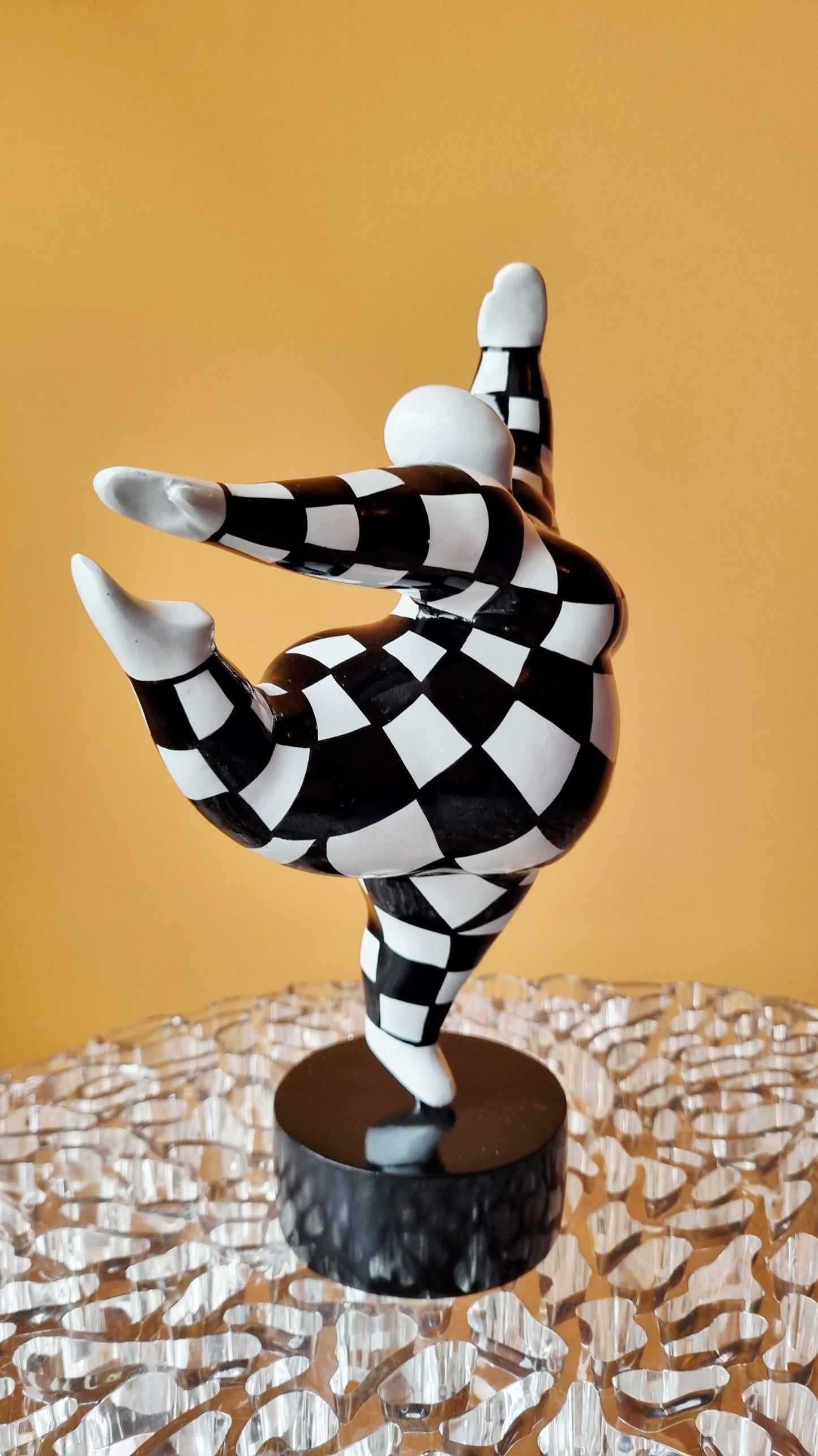 Sculpture of a round & curvy woman, black and white resin. Height 28 centimeters