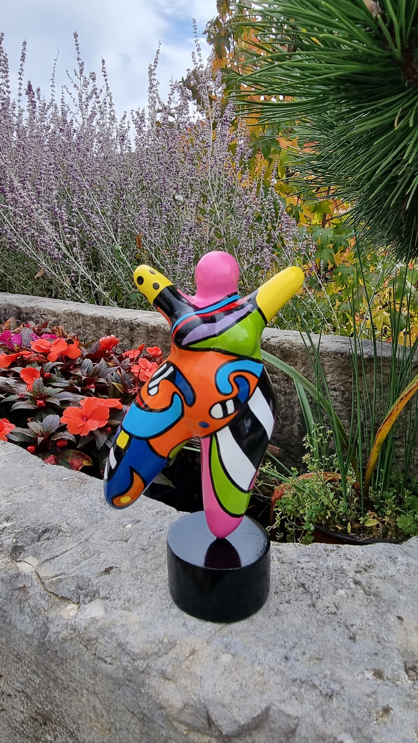 Sculpture of round & Curvy woman, multicolored resin. Height 17 centimeters 