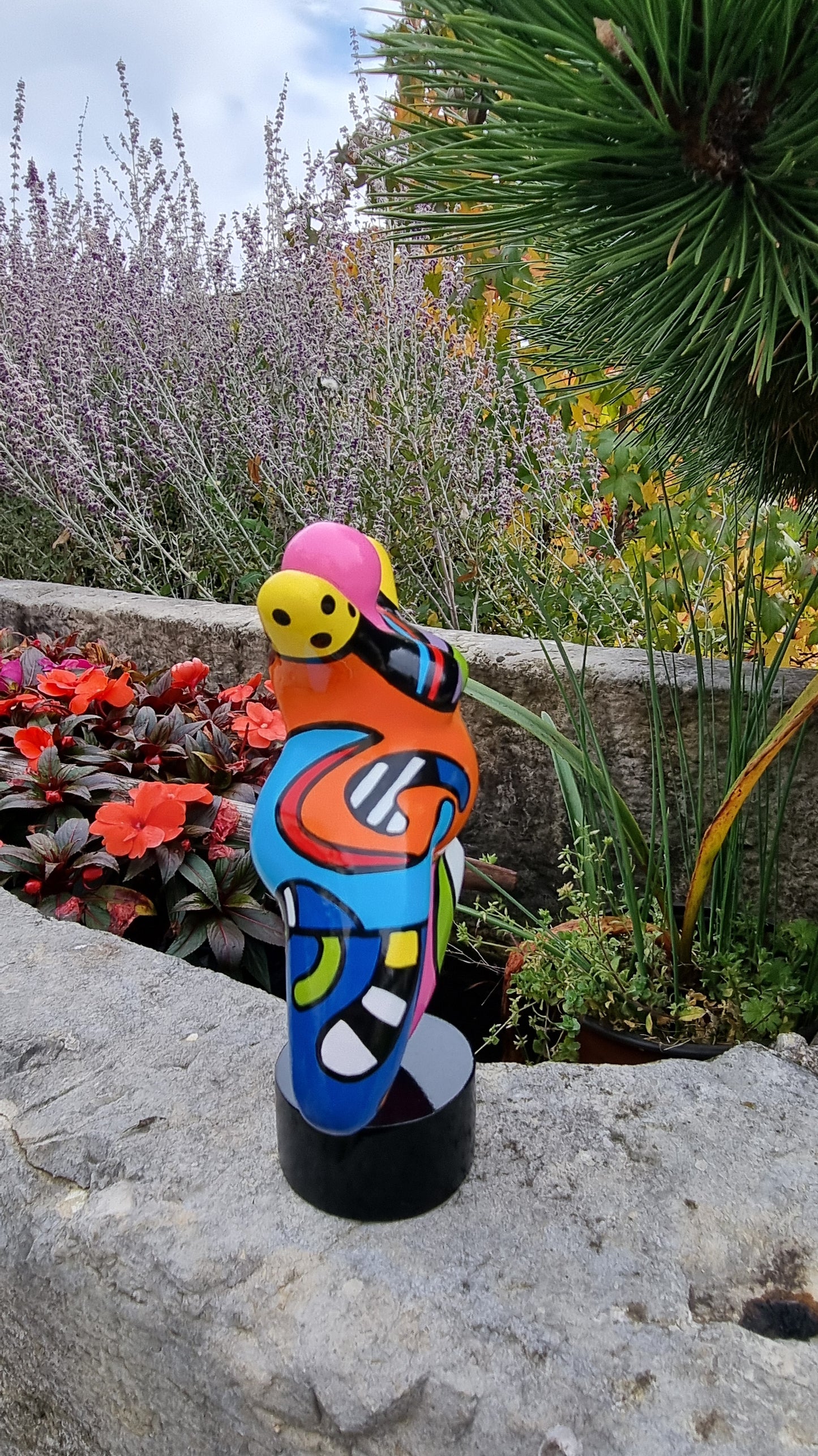 Sculpture of round & Curvy woman, multicolored resin. Height 17 centimeters 