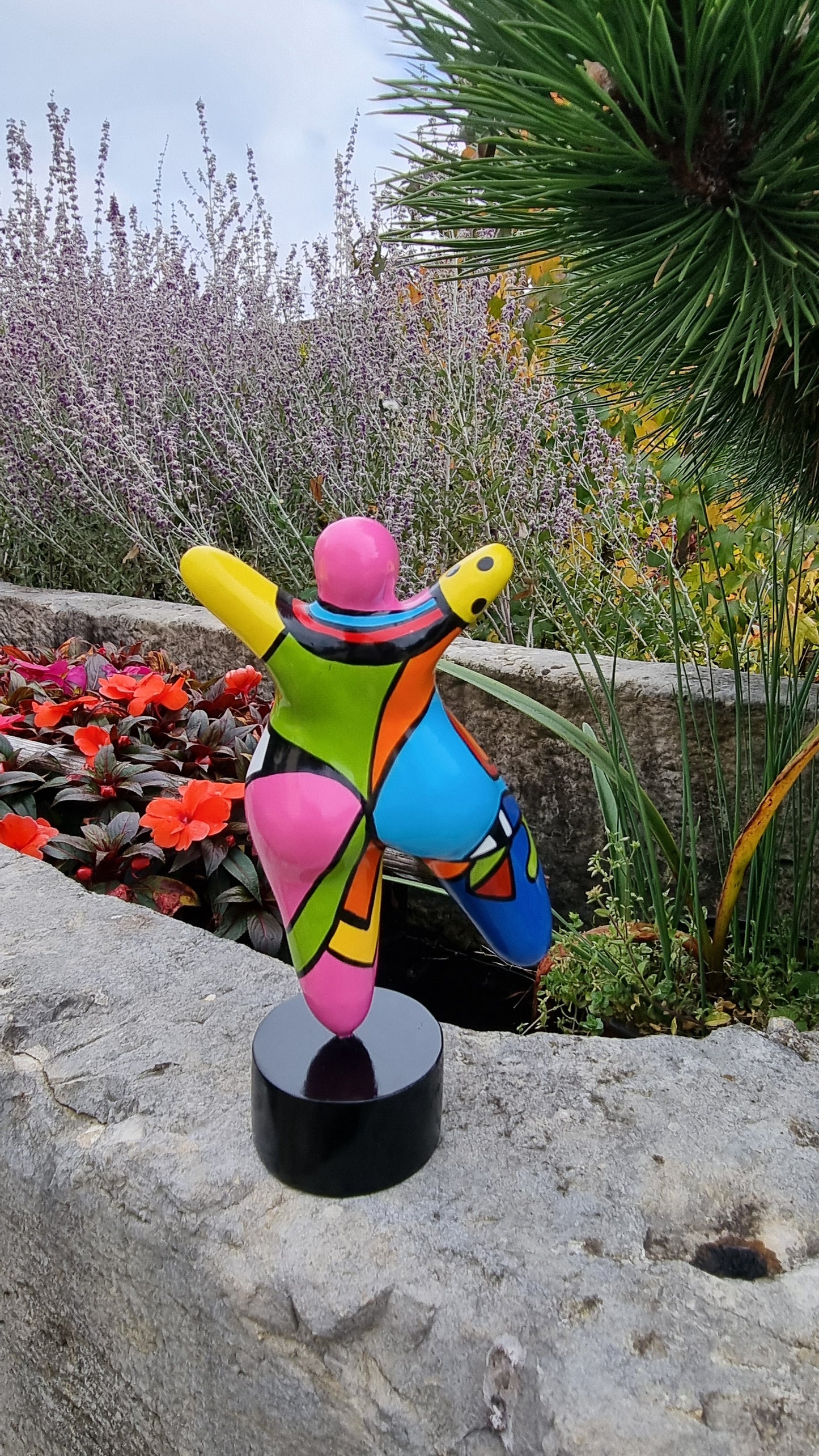 Sculpture of round & Curvy woman, multicolored resin. Height 17 centimeters 