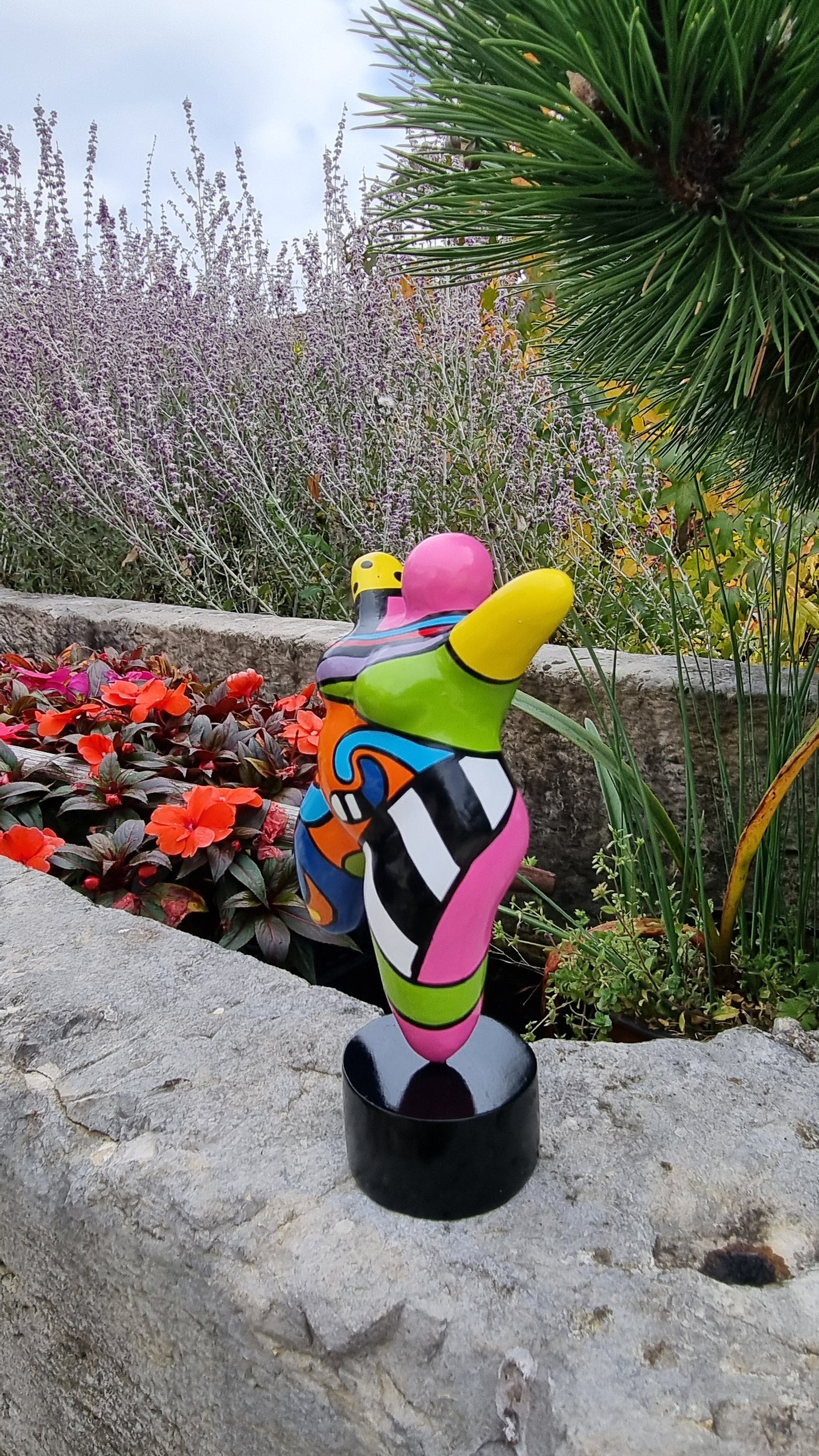 Sculpture of round & Curvy woman, multicolored resin. Height 17 centimeters 