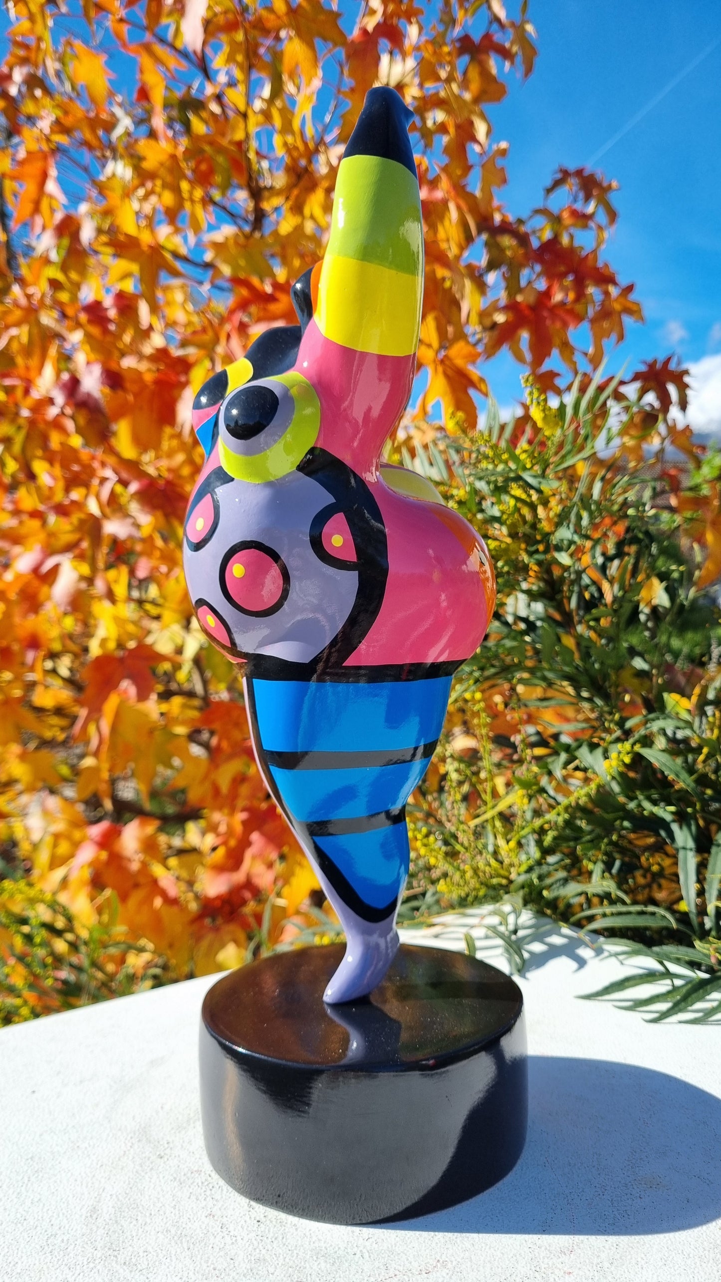 Sculpture of a round & curvy woman, resin colorful. Height 38 centimeters