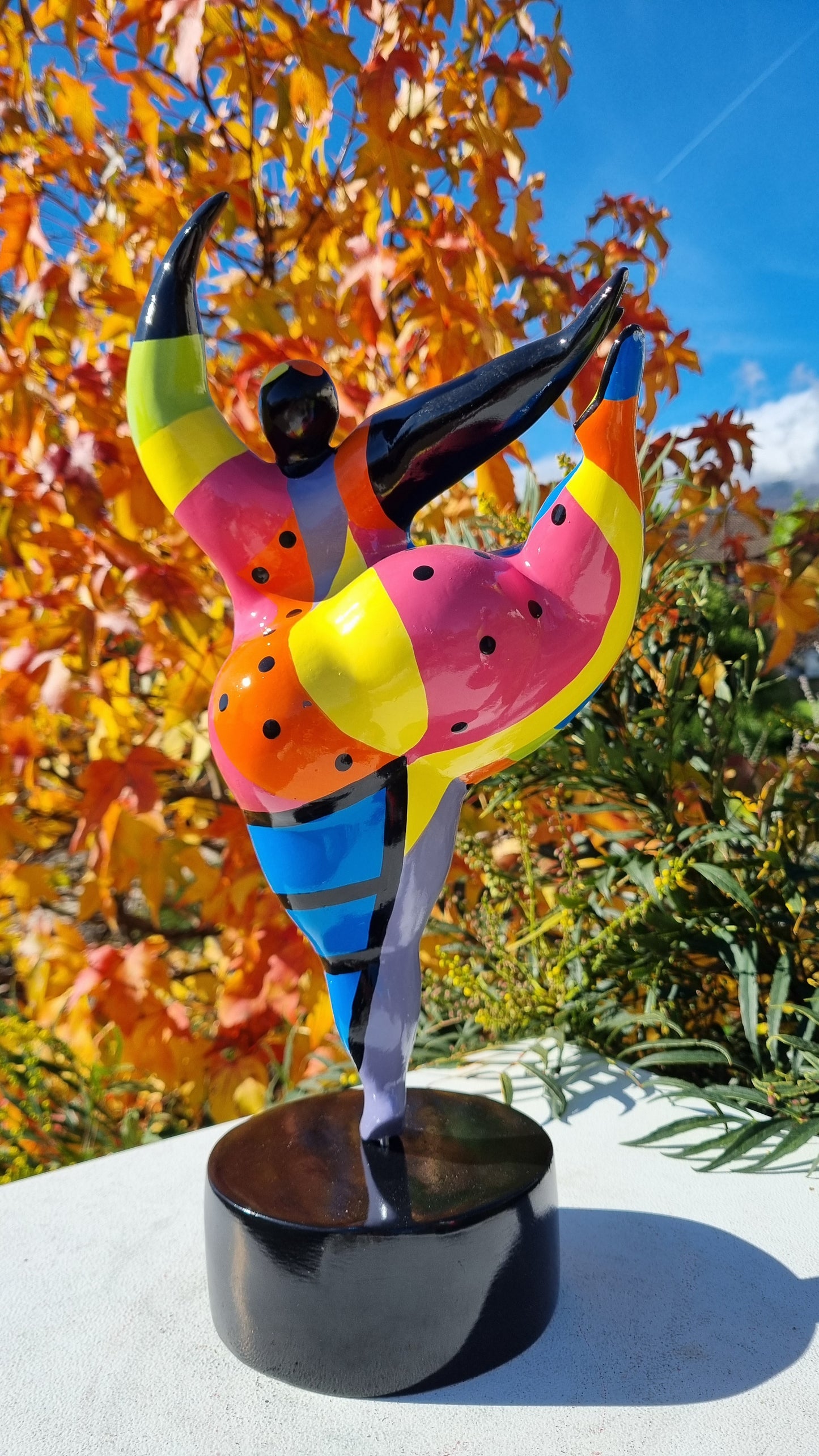 Sculpture of a round & curvy woman, resin colorful. Height 38 centimeters