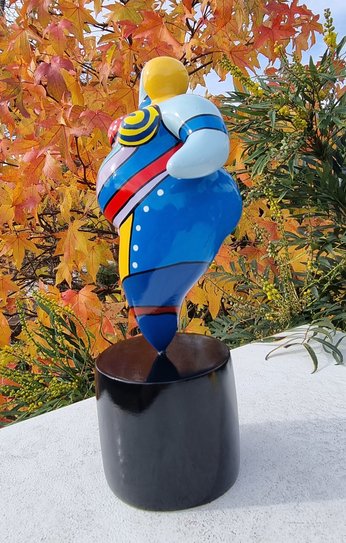 Statue de femme danseuse ronde style Nana, modèle "Dolly" en résine multicolore. Hauteur 25 centimètres