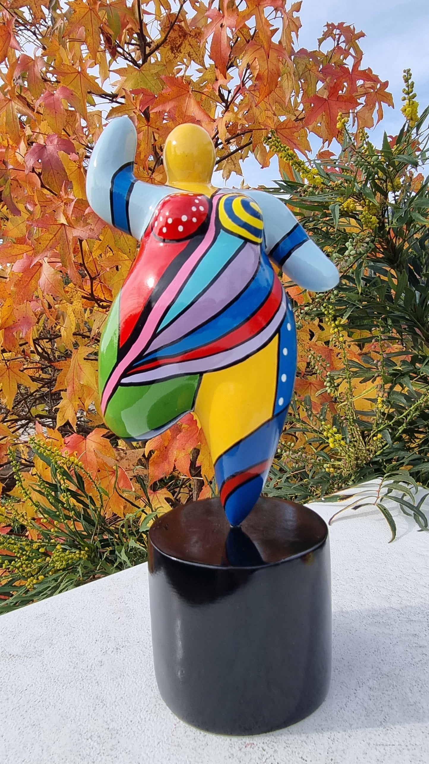 Statue de femme danseuse ronde style Nana, modèle "Dolly" en résine multicolore. Hauteur 25 centimètres