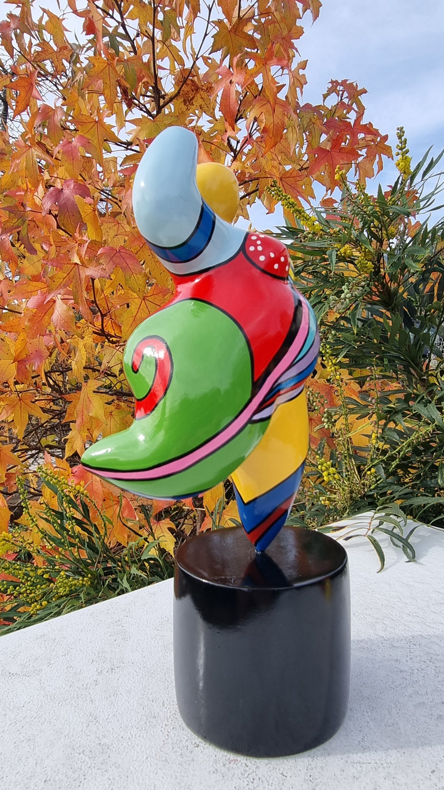 Statue de femme danseuse ronde style Nana, modèle "Dolly" en résine multicolore. Hauteur 25 centimètres