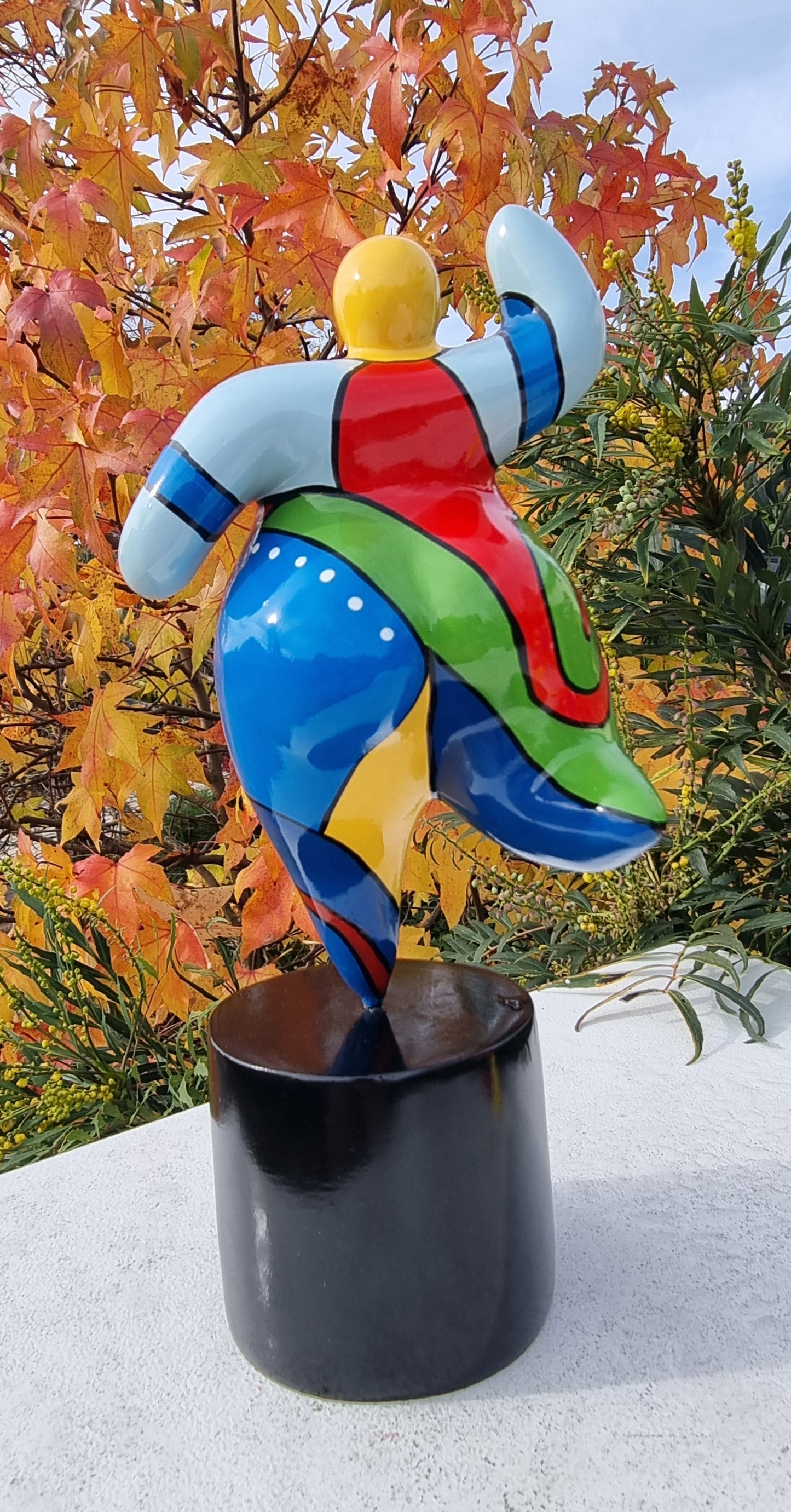 Statue de femme danseuse ronde style Nana, modèle "Dolly" en résine multicolore. Hauteur 25 centimètres