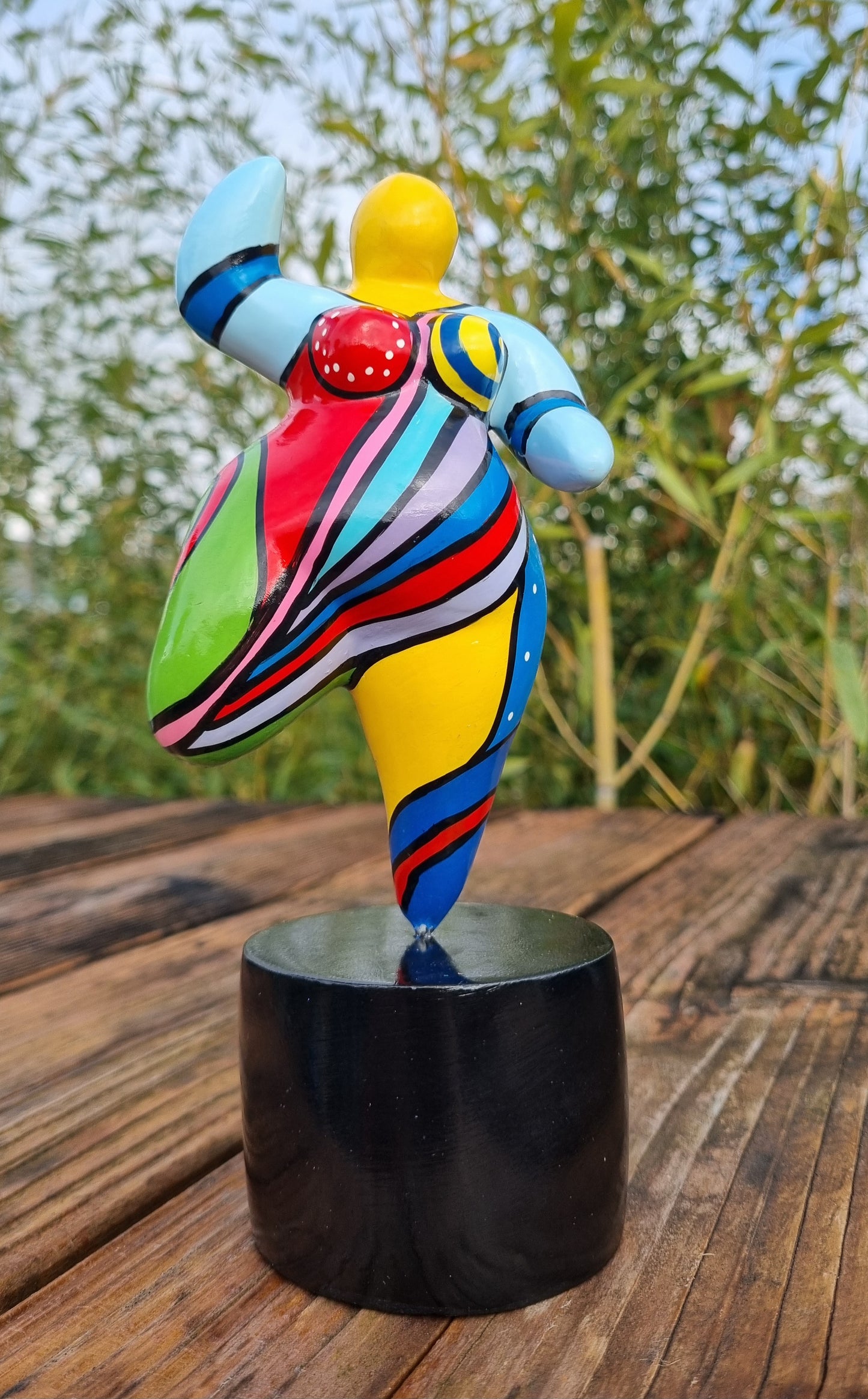 Statue de femme danseuse ronde style Nana, modèle "Dolly" en résine multicolore. Hauteur 20 centimètres