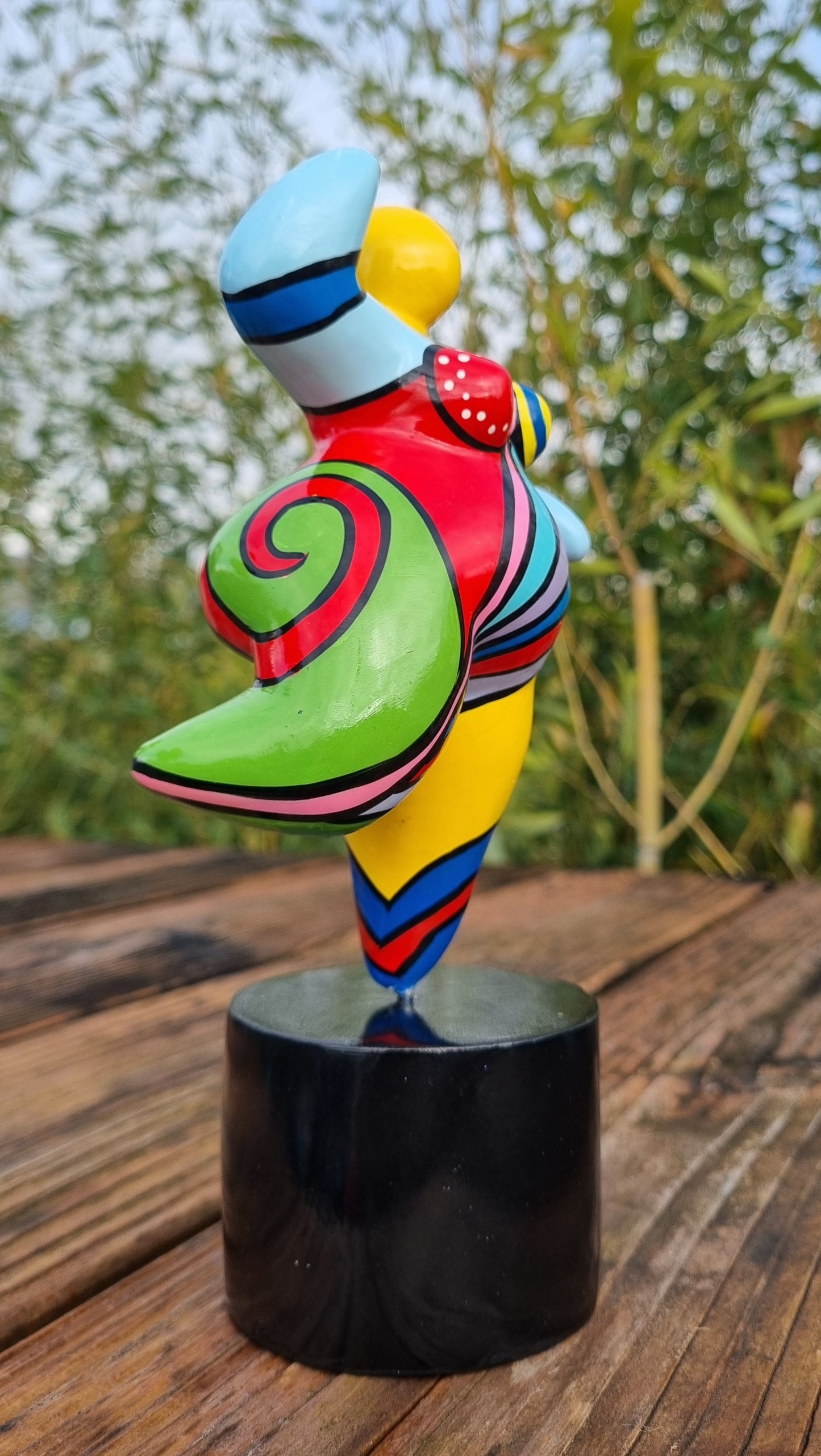 Statue de femme danseuse ronde style Nana, modèle "Dolly" en résine multicolore. Hauteur 20 centimètres