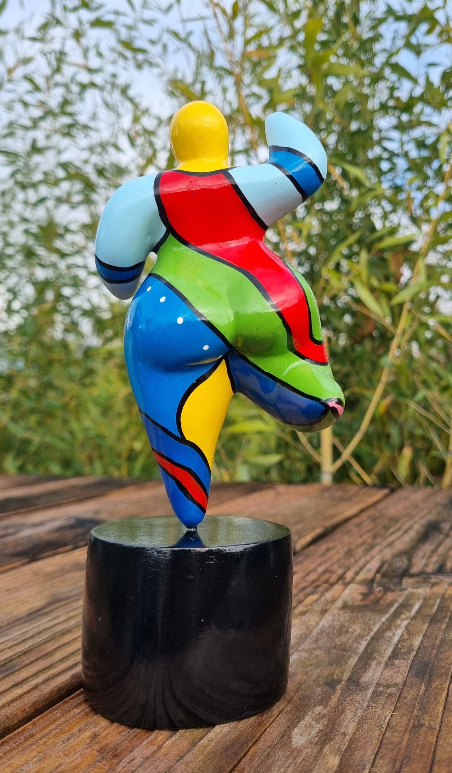 Statue de femme danseuse ronde style Nana, modèle "Dolly" en résine multicolore. Hauteur 20 centimètres