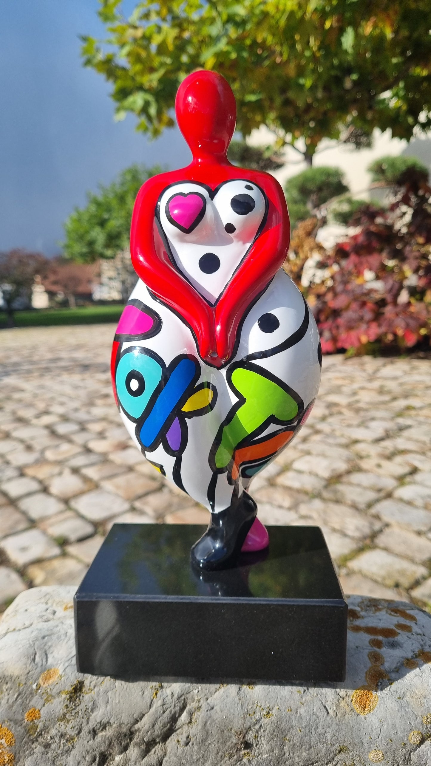Sculpture of a round & curvy woman, resin colorful. Height 31 centimeters