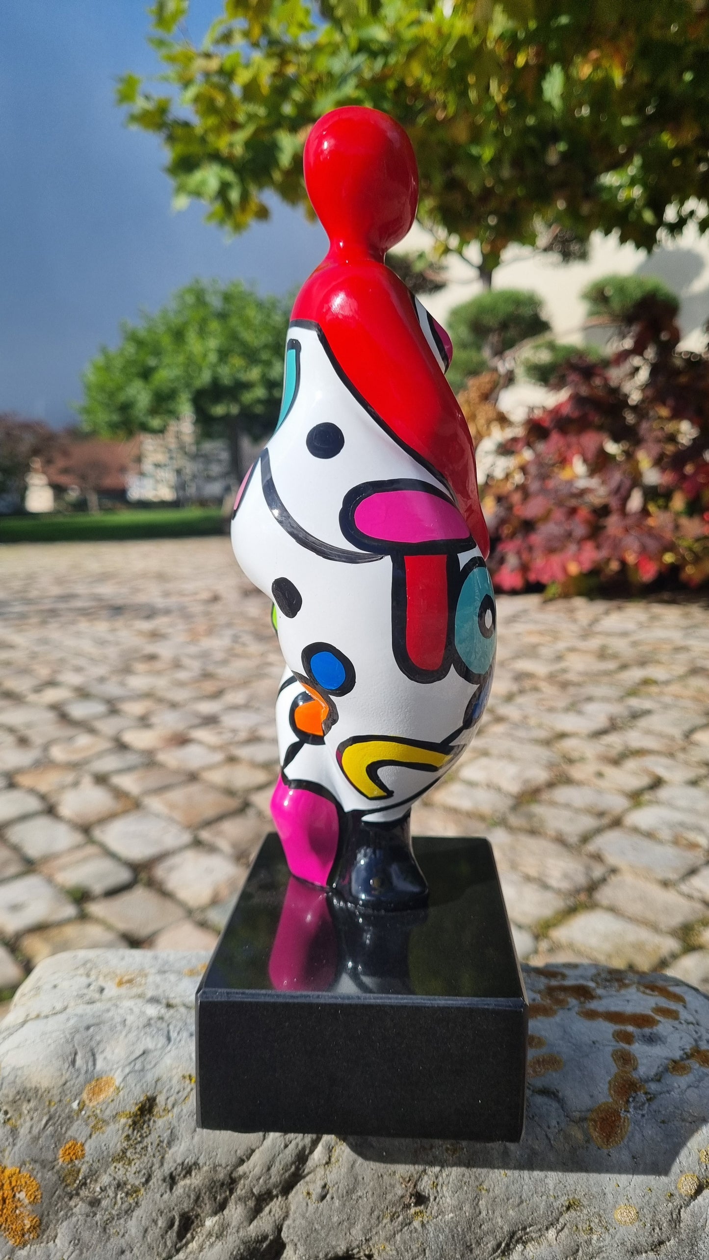 Sculpture of a round & curvy woman, resin colorful. Height 31 centimeters