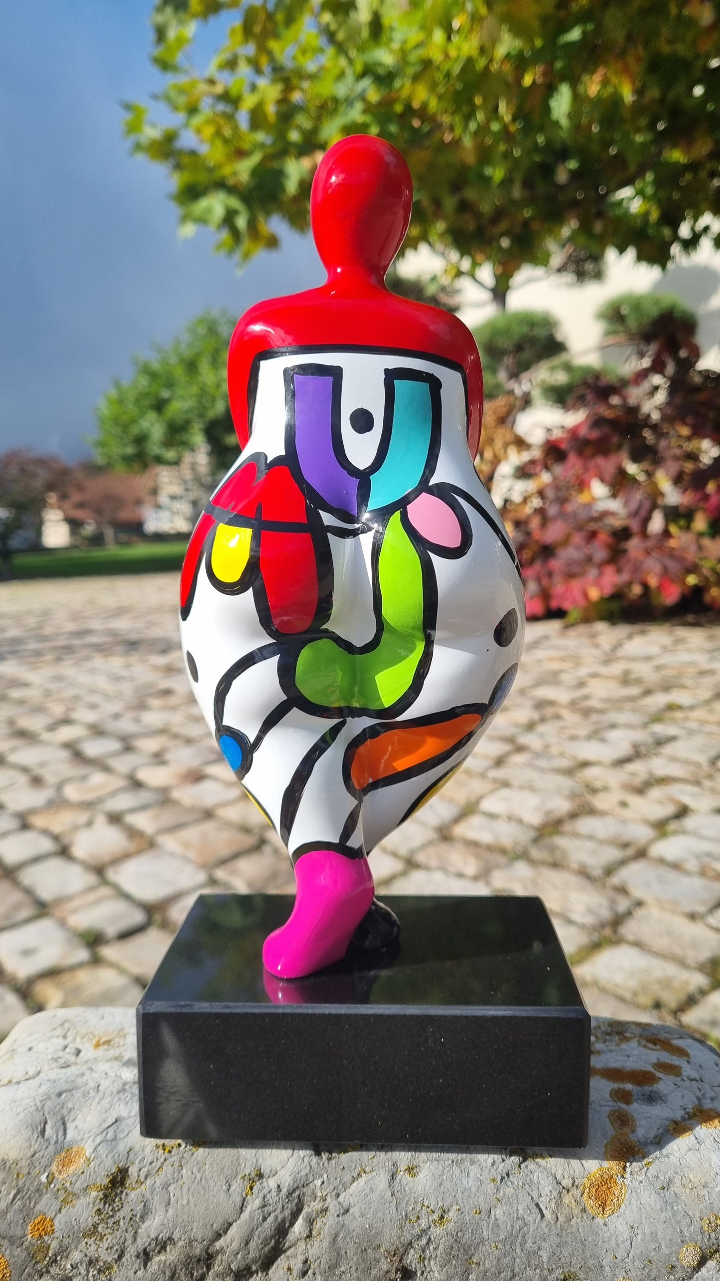 Sculpture of a round & curvy woman, resin colorful. Height 31 centimeters