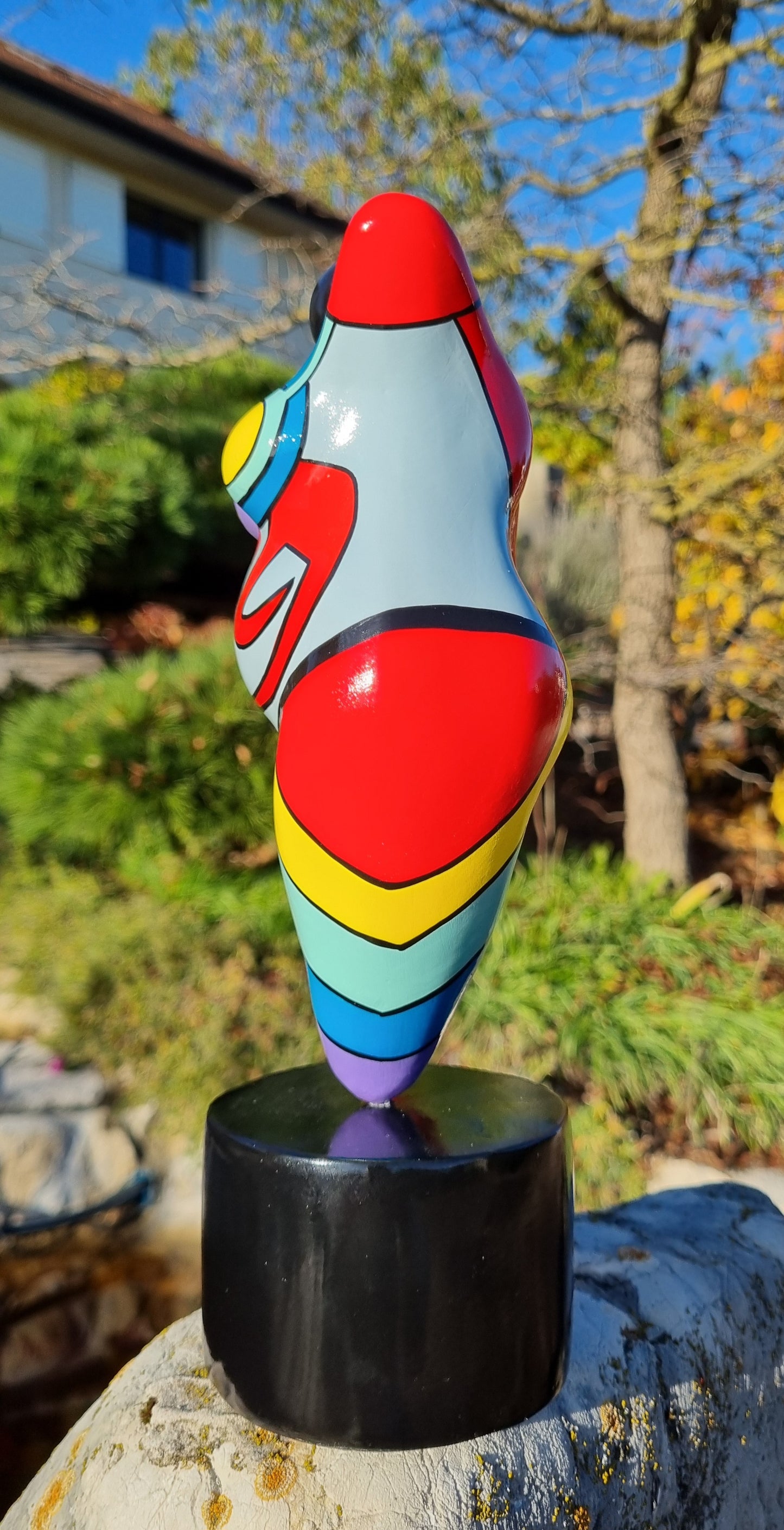 Statue de femme ronde danseuse, en résine multicolore. Hauteur 26 centimètres