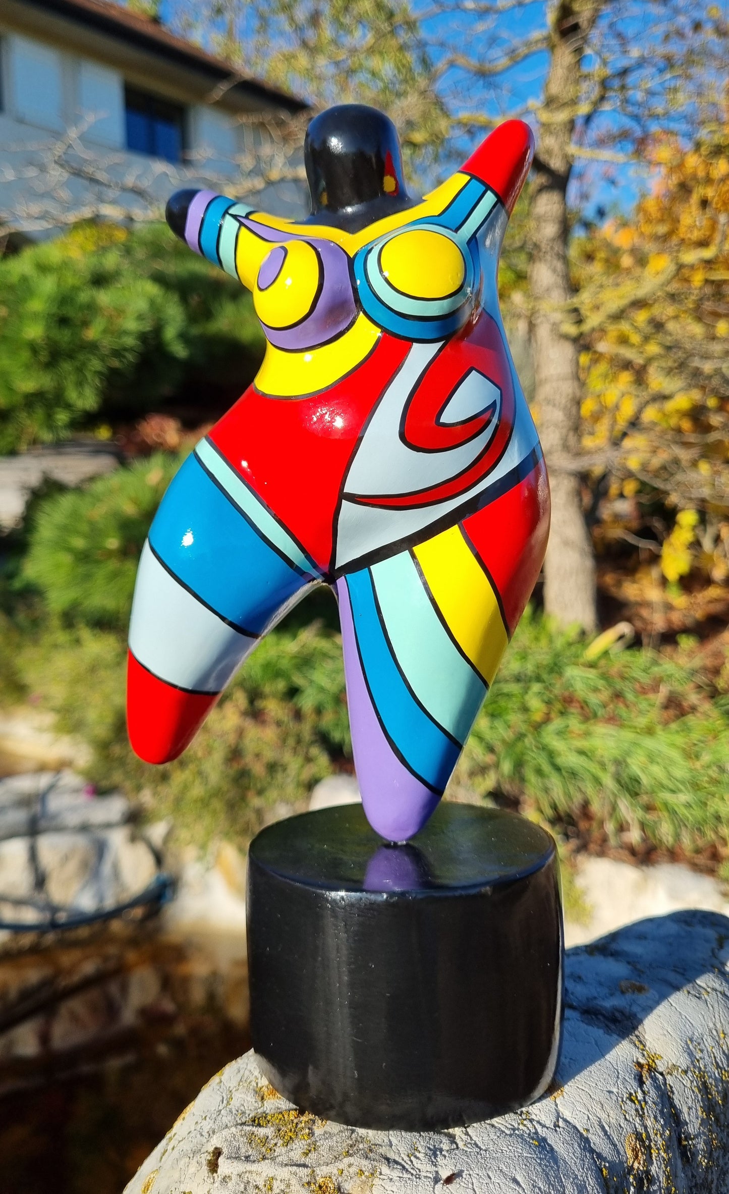 Statue de femme ronde danseuse, en résine multicolore. Hauteur 26 centimètres