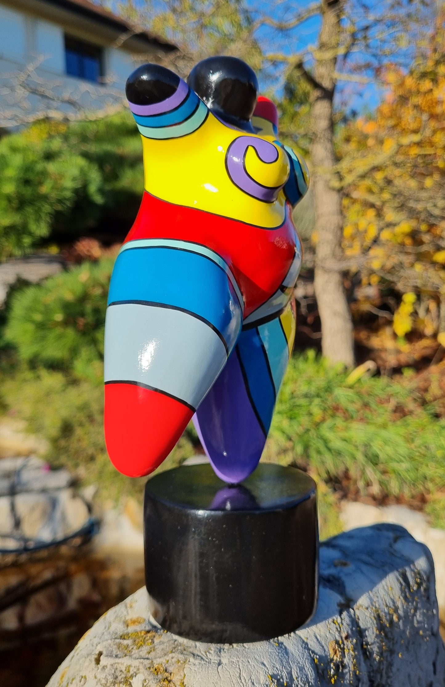 Statue de femme ronde danseuse, en résine multicolore. Hauteur 26 centimètres