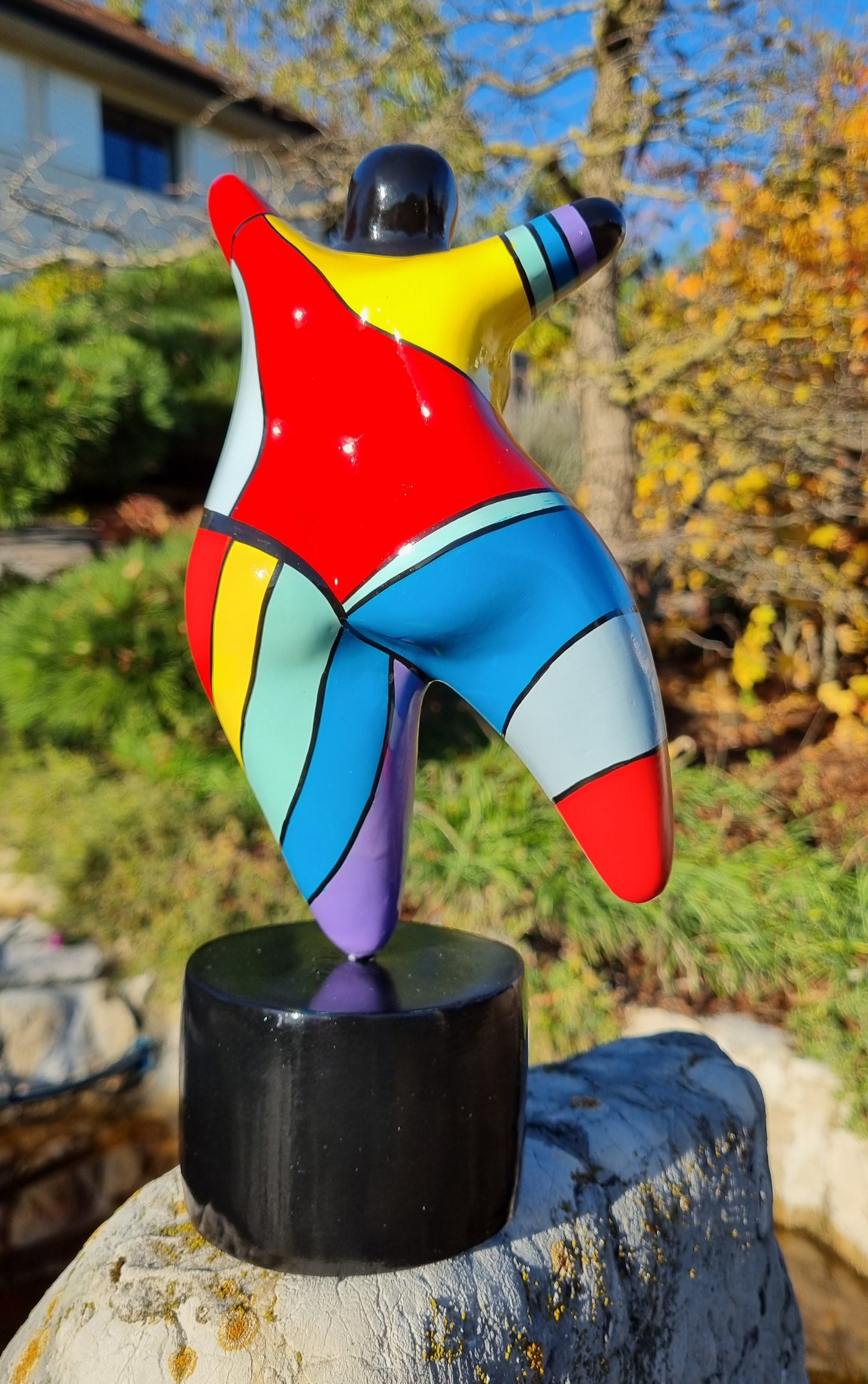 Statue de femme ronde danseuse, en résine multicolore. Hauteur 26 centimètres