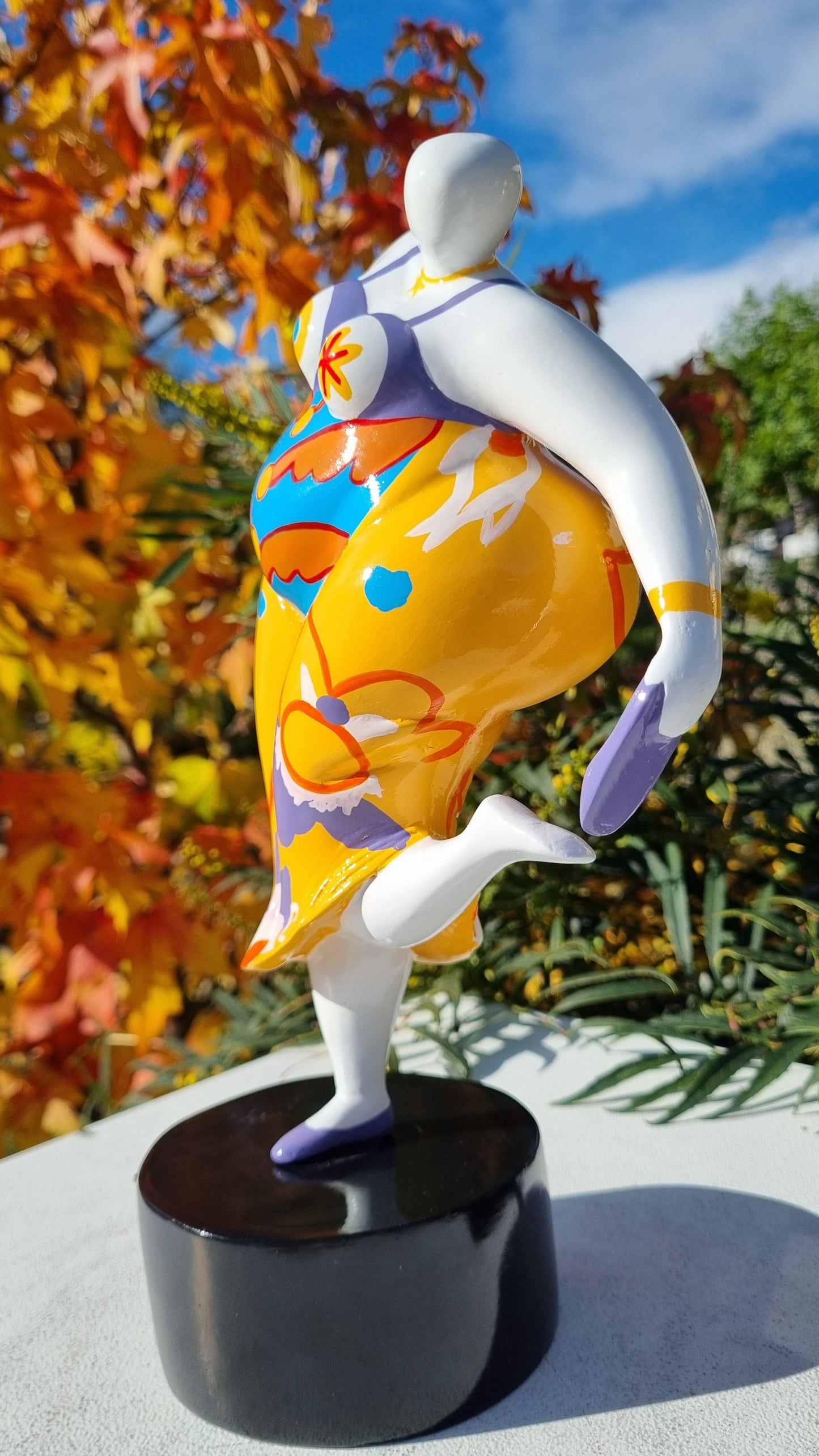 Statue of a curvy female dancer, in the style of the "Nanas," made of multicolored resin. Height 33 centimeters