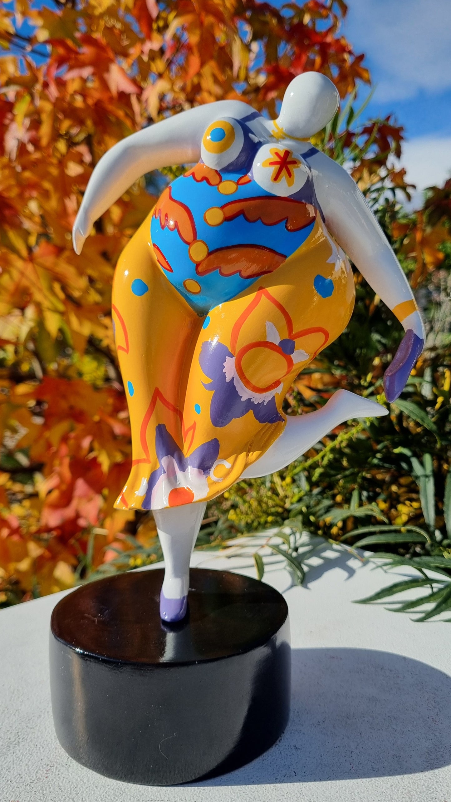 Statue of a curvy female dancer, in the style of the "Nanas," made of multicolored resin. Height 33 centimeters
