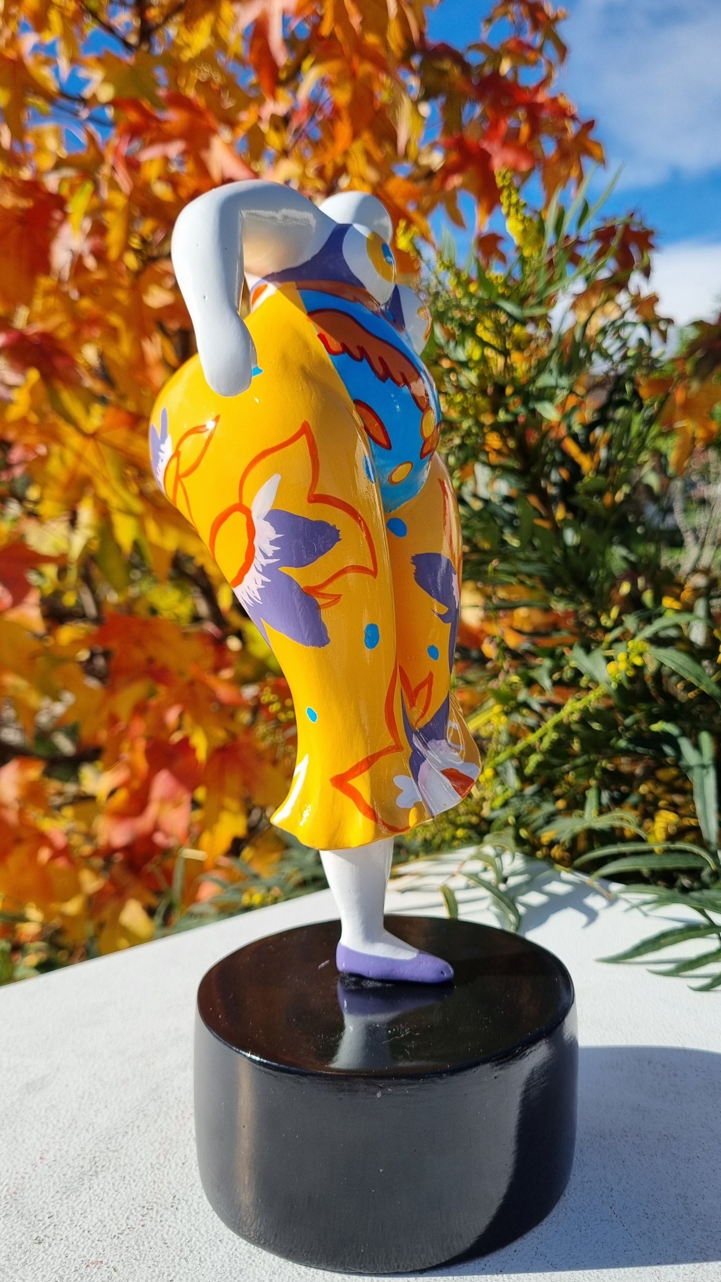 Statue of a curvy female dancer, in the style of the "Nanas," made of multicolored resin. Height 33 centimeters