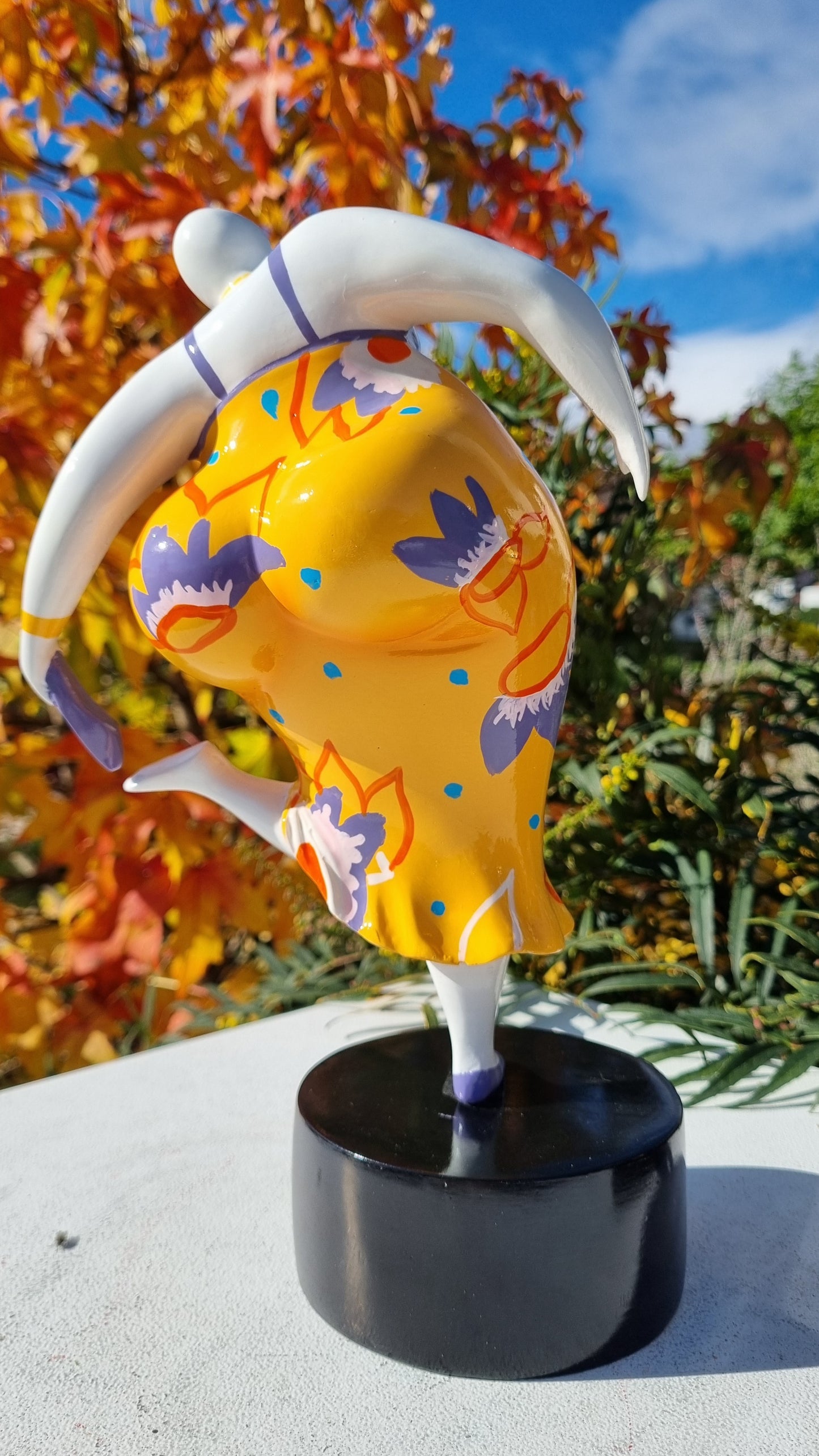 Statue of a curvy female dancer, in the style of the "Nanas," made of multicolored resin. Height 33 centimeters