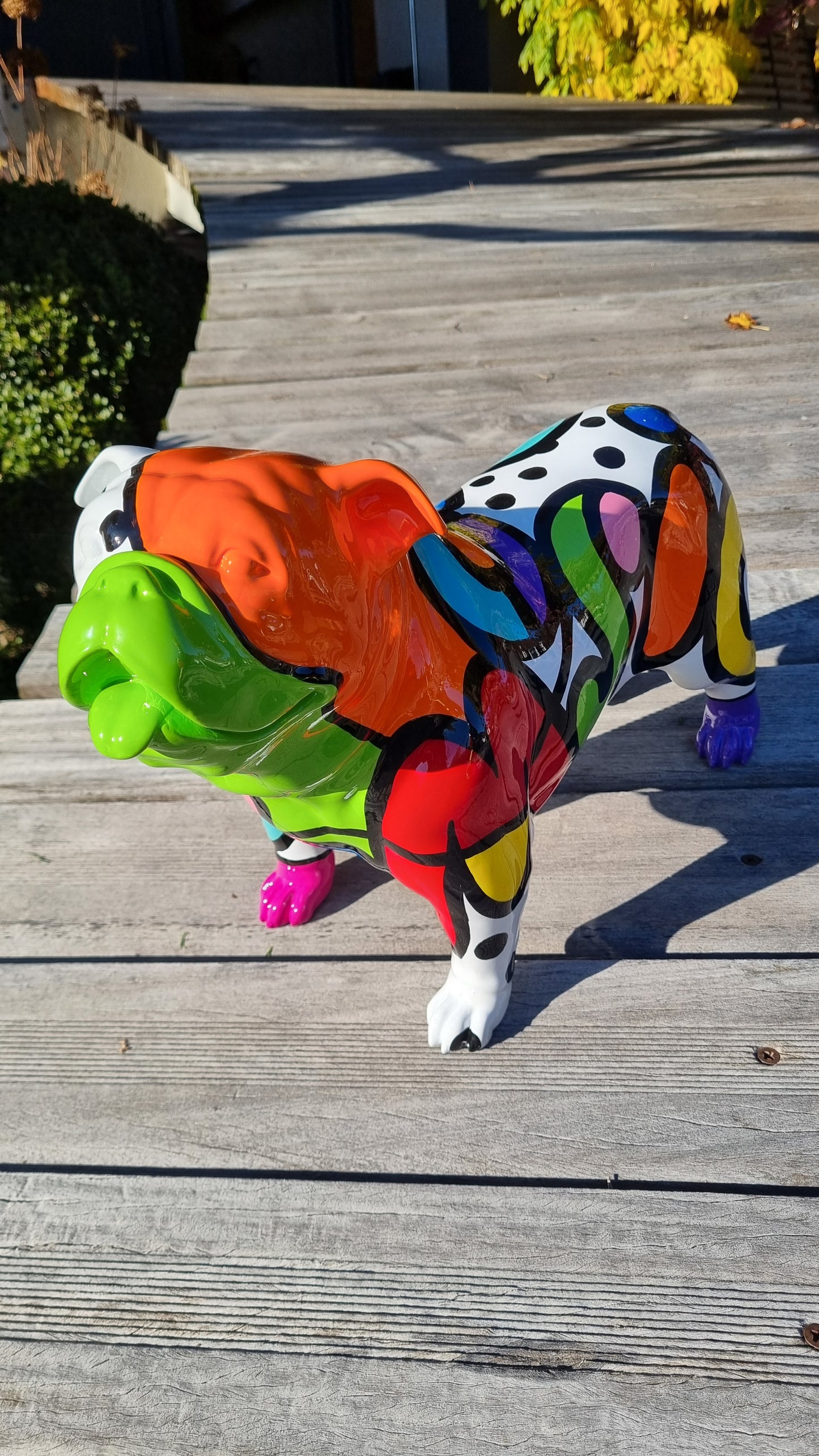 Statue Bouledogue Anglais "Pop Art" en résine multicolore. Longueur 50 centimètres