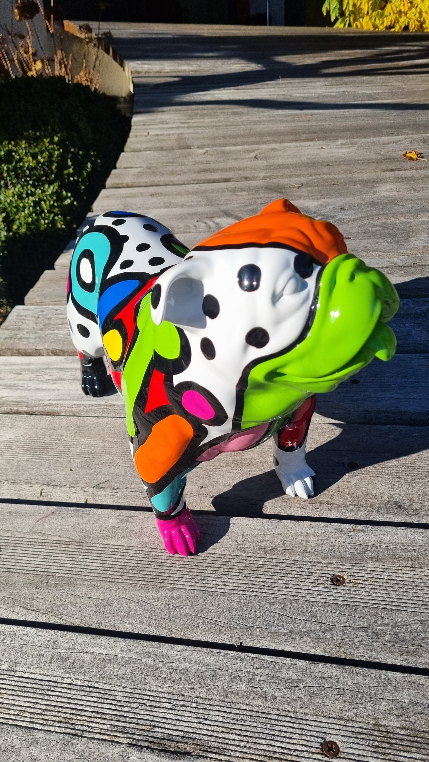 Statue Bouledogue Anglais "Pop Art" en résine multicolore. Longueur 50 centimètres