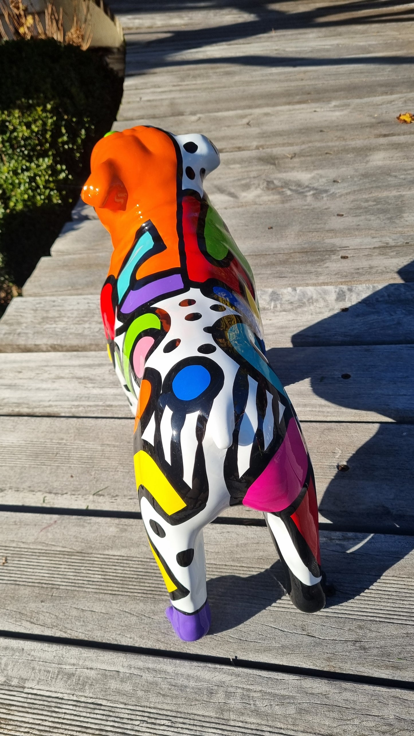 Statue Bouledogue Anglais "Pop Art" en résine multicolore. Longueur 50 centimètres