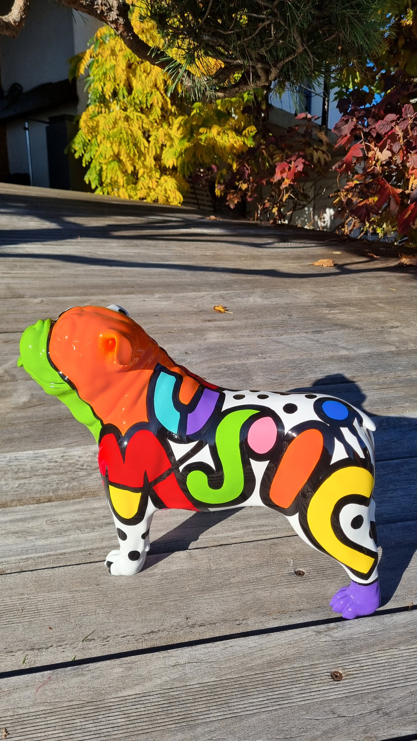 Statue Bouledogue Anglais "Pop Art" en résine multicolore. Longueur 50 centimètres