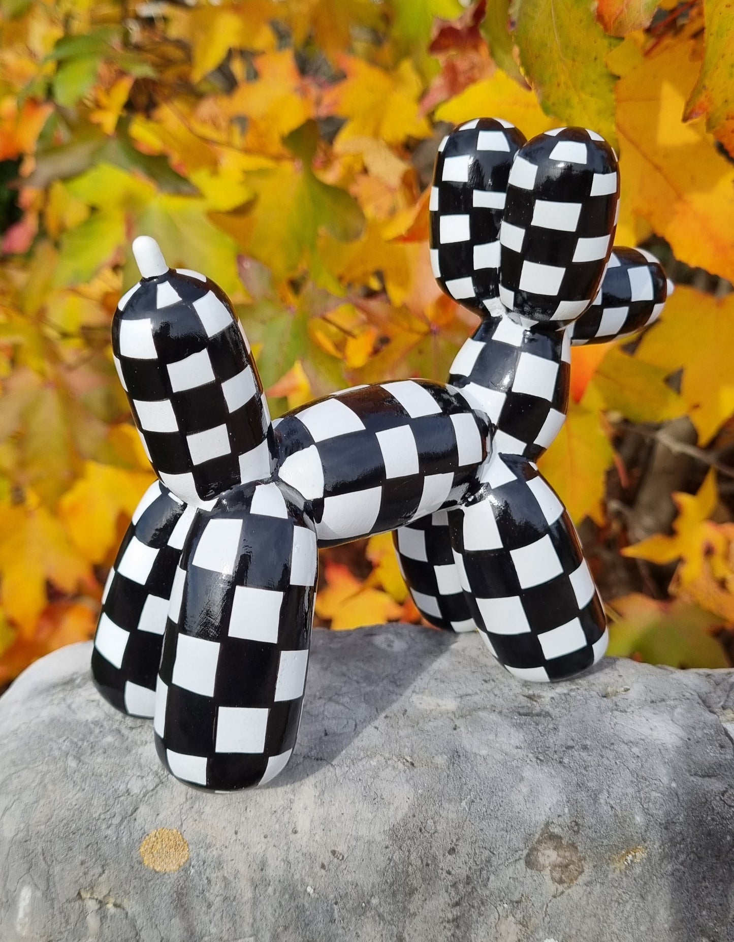 Balloon dog statue in resin, length 7 inches (18 centimeters)