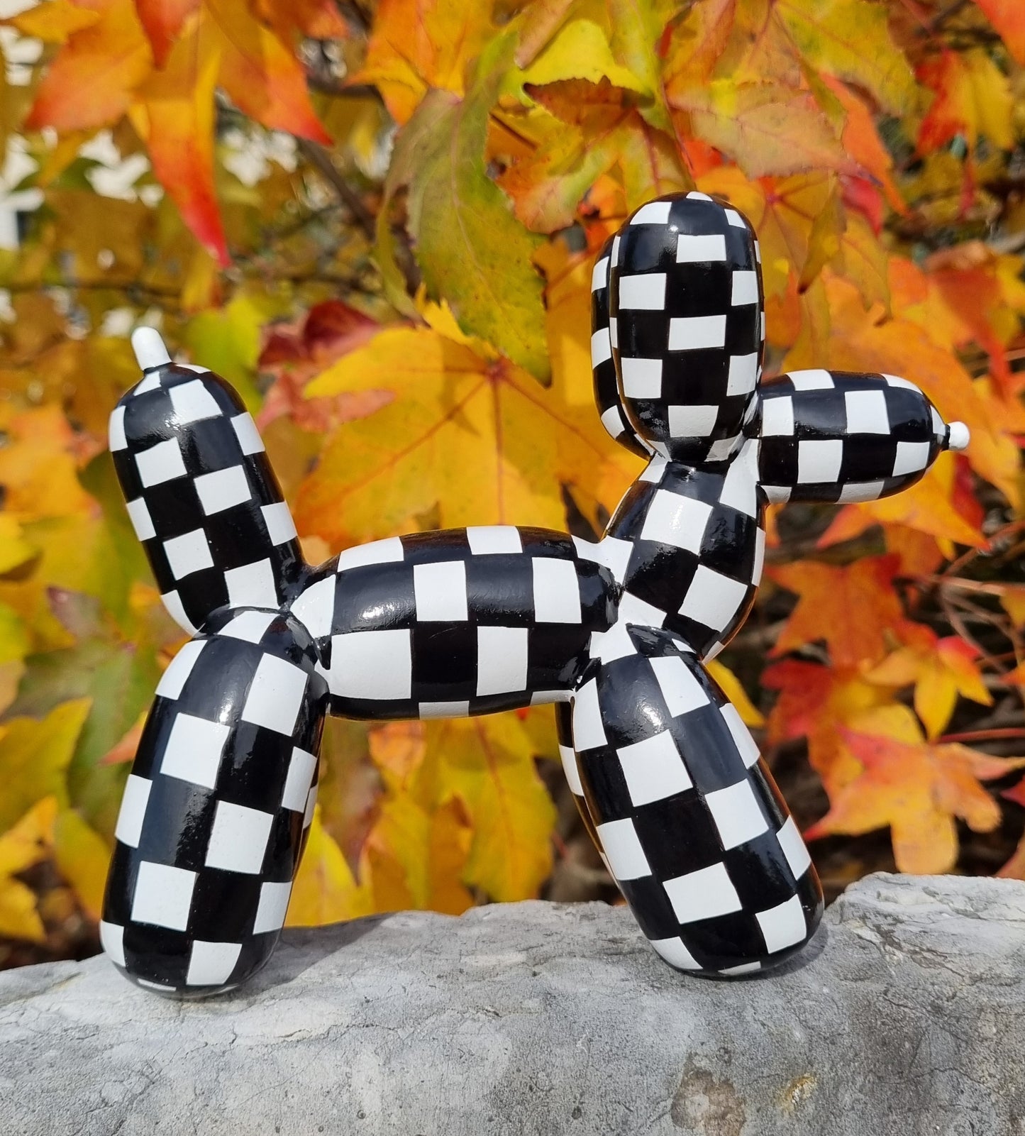 Balloon dog statue in resin, length 7 inches (18 centimeters)