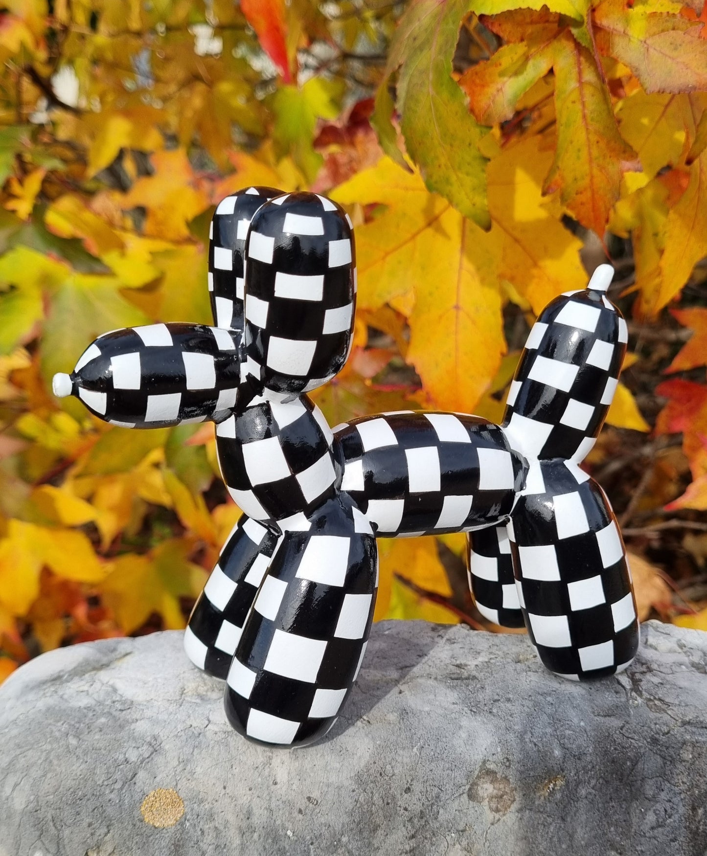 Balloon dog statue in resin, length 7 inches (18 centimeters)