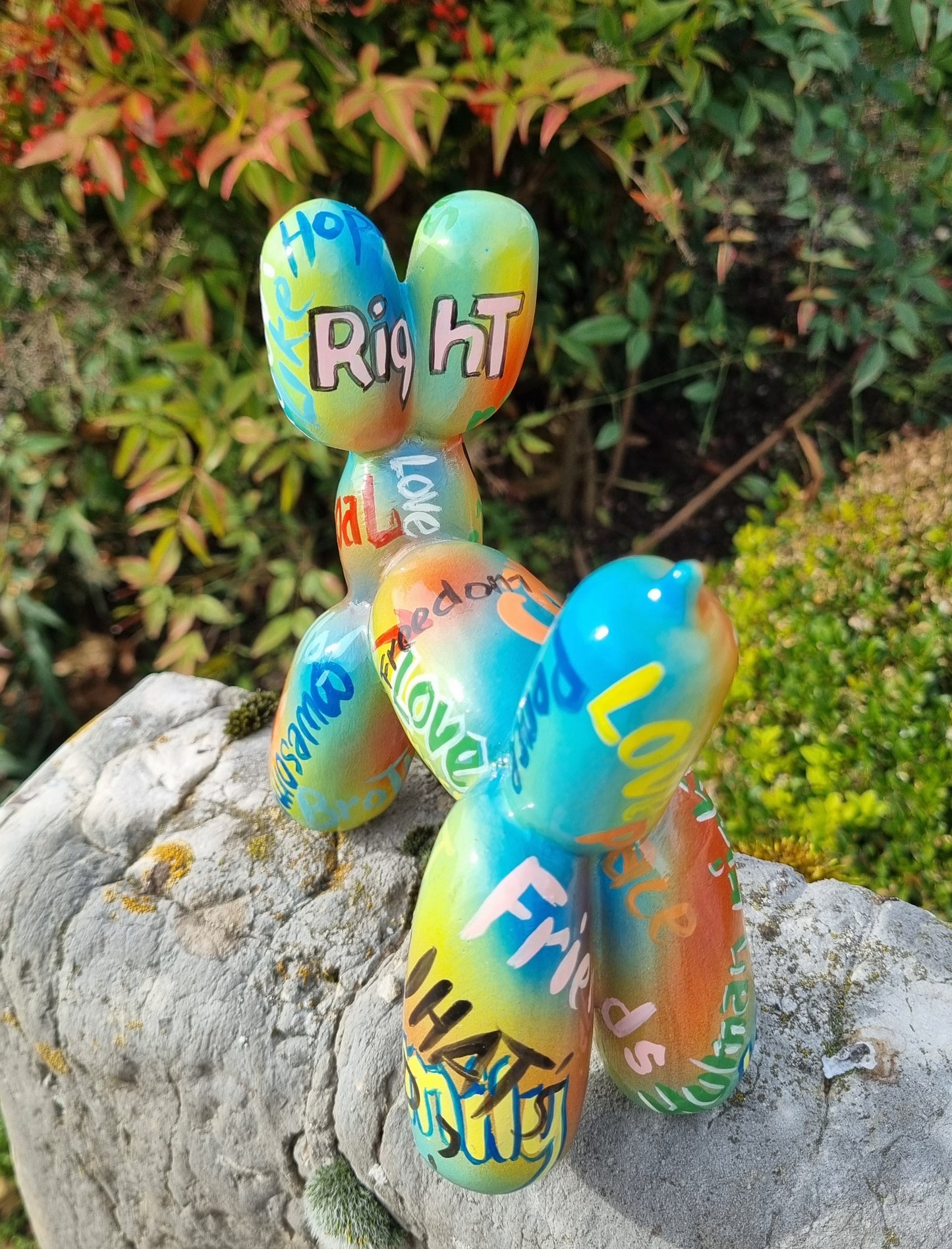 Balloon dog statue in resin, length 7 inches (18 centimeters)