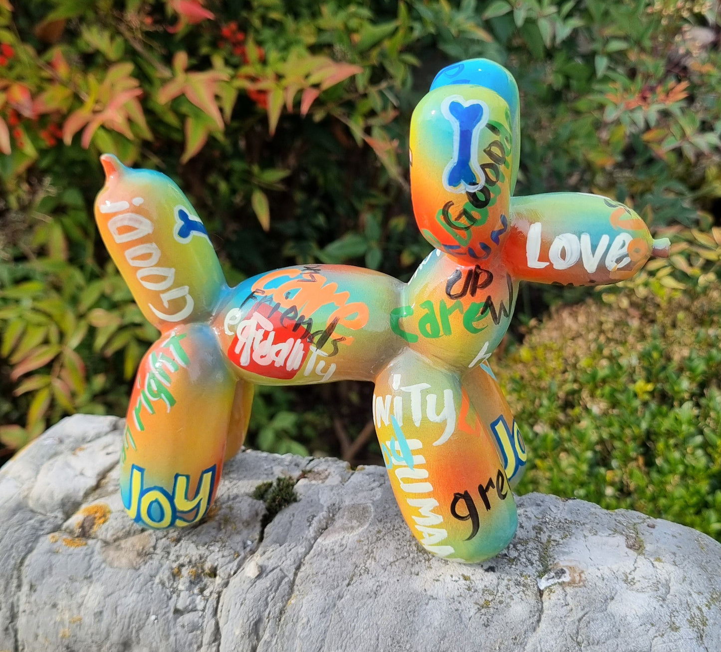 Balloon dog statue in resin, length 7 inches (18 centimeters)