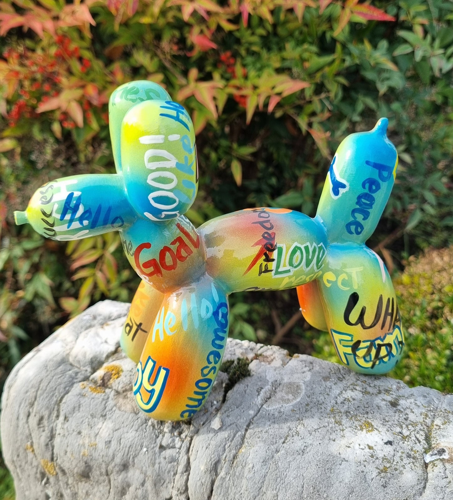 Balloon dog statue in resin, length 7 inches (18 centimeters)