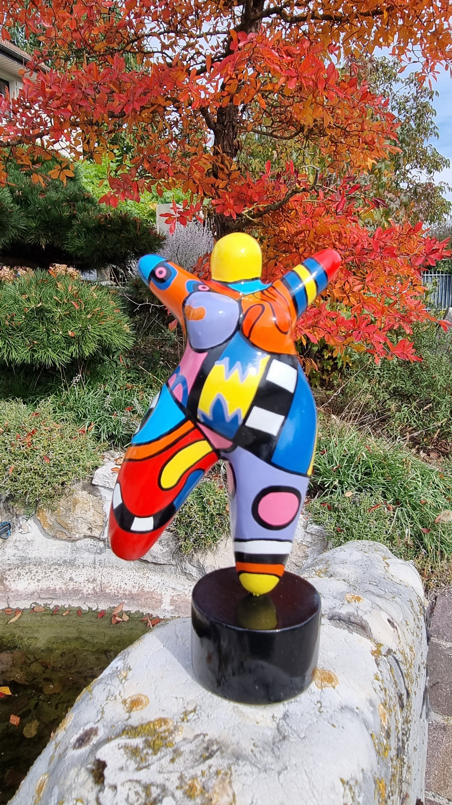 Statue de femme danseuse ronde, style Nana, en résine multicolore. Hauteur 17 centimètres