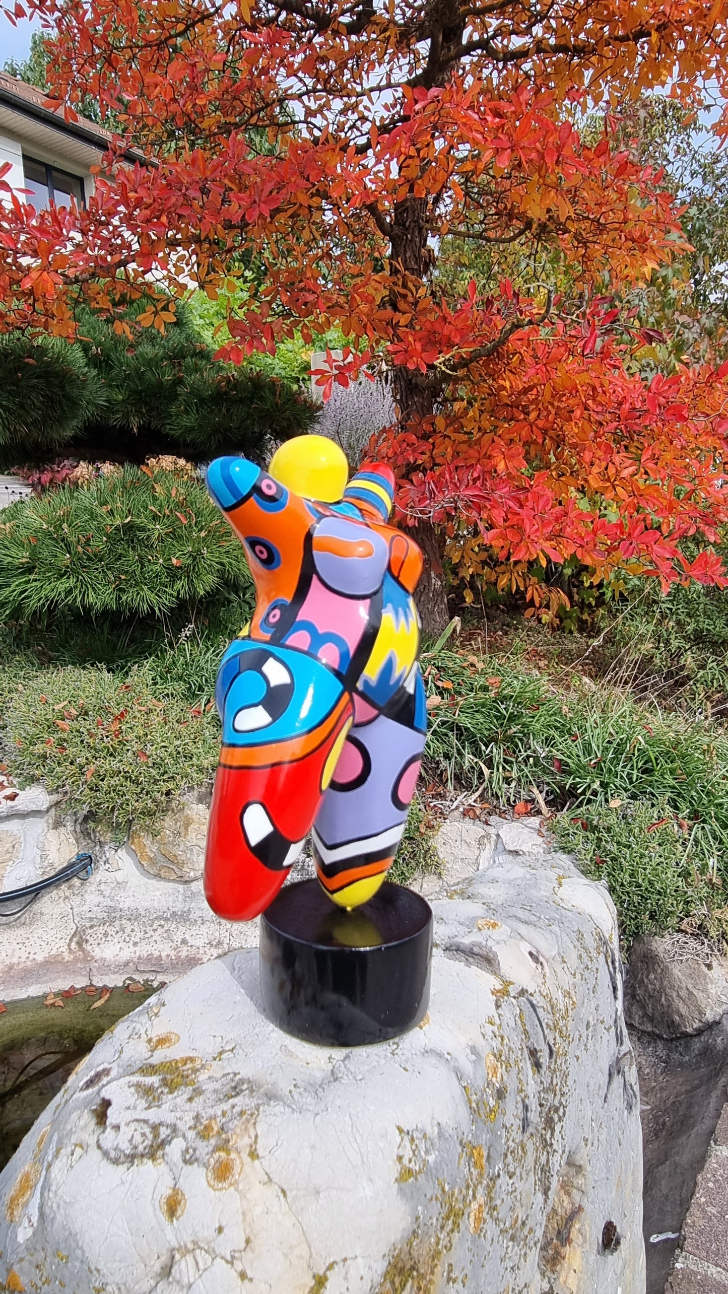 Statue de femme danseuse ronde, style Nana, en résine multicolore. Hauteur 17 centimètres