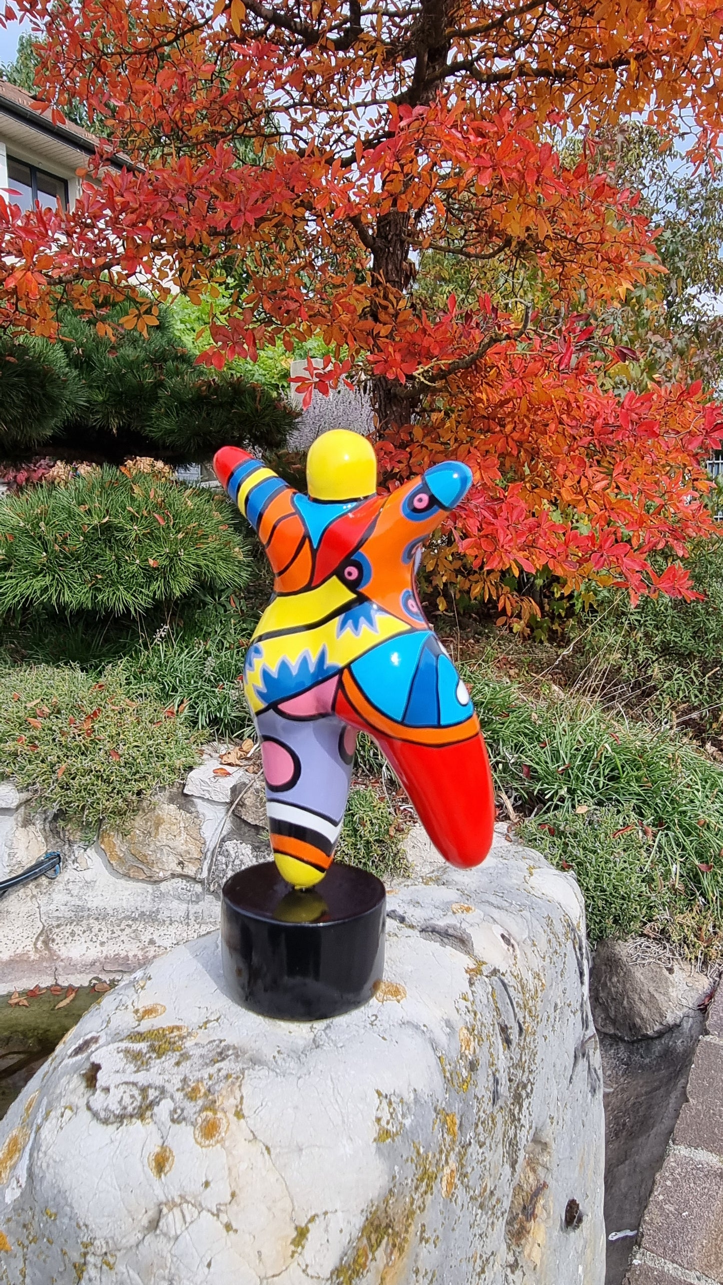 Statue de femme danseuse ronde, style Nana, en résine multicolore. Hauteur 17 centimètres